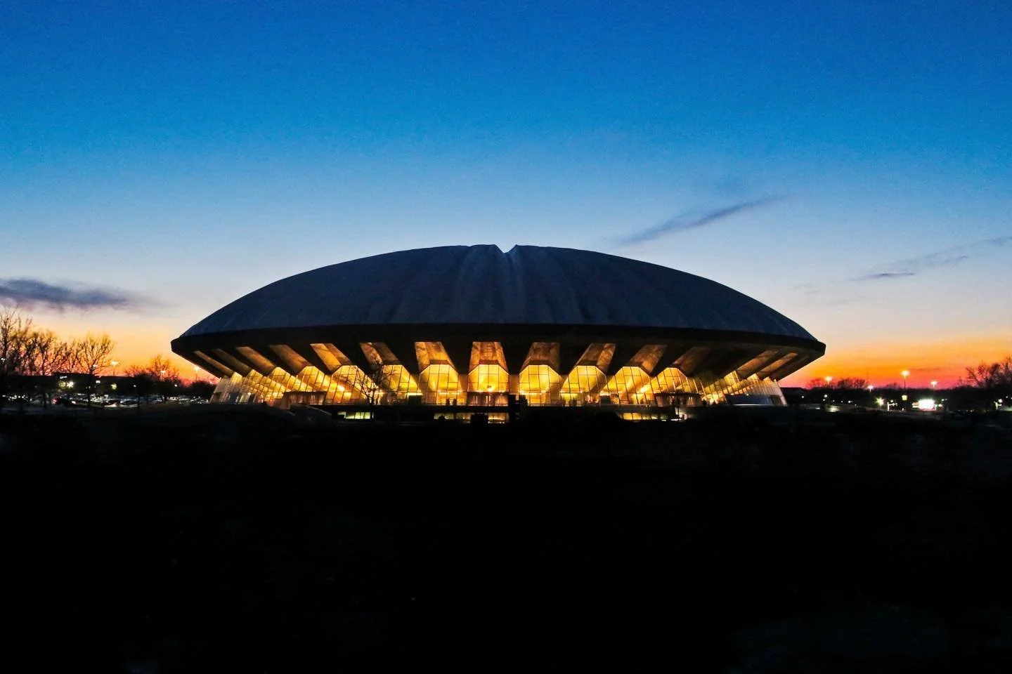 One of my favorite sights in Champaign, Illinois&mdash;the State Farm Center 🏟️, which I&rsquo;ll always remember as the Assembly Hall from my childhood 🧡💙. I took this photo on my way to an Illinois basketball game 🏀, and the way the orange ligh