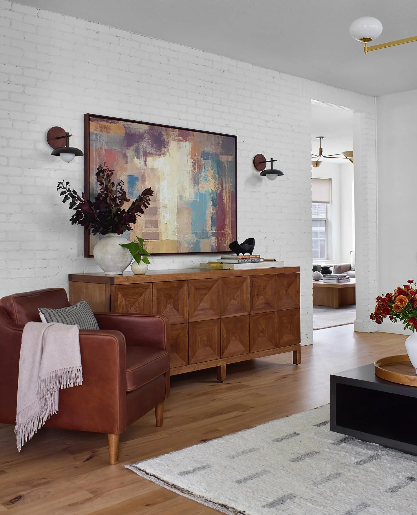 The fall temps outside are matching the fall colors in this living room and I&rsquo;m not mad about any of it. 🍂

Design: @boffo.design 
Photos: @susiephoto 
Styling: @natalie_warady