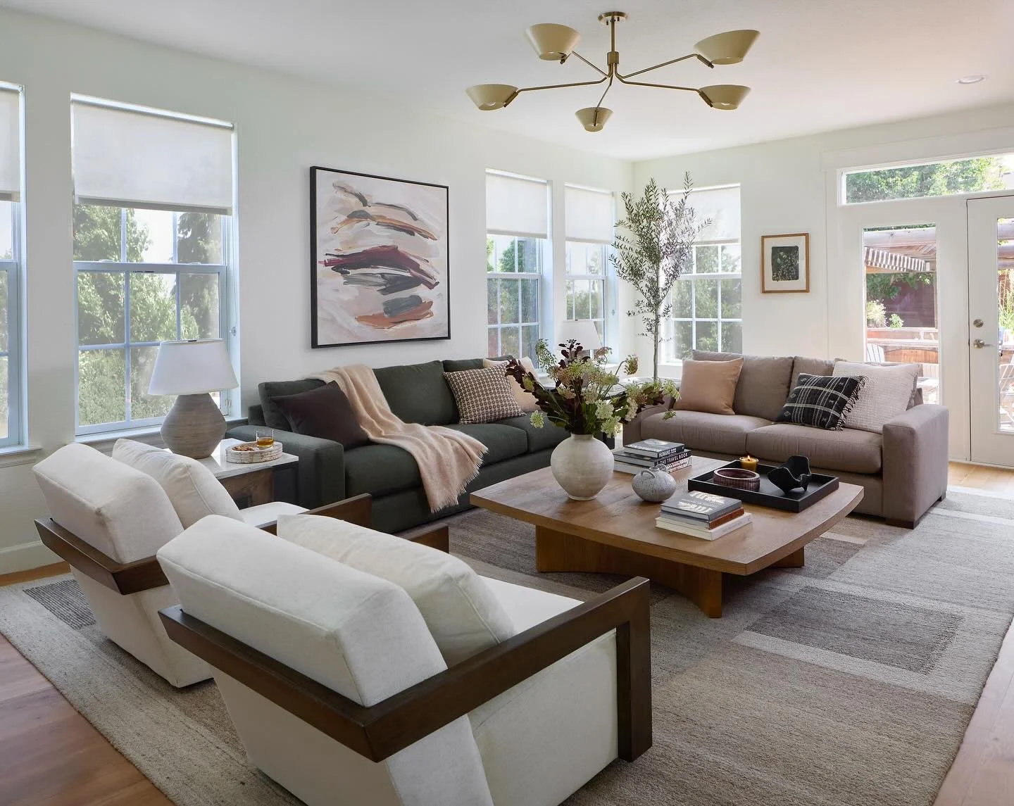 Where are you cozying up in this living room? It&rsquo;s the green sofa for me. 🙌🏼

Design: @boffo.design 
Photos: @susiephoto 
Styling: @natalie_warady