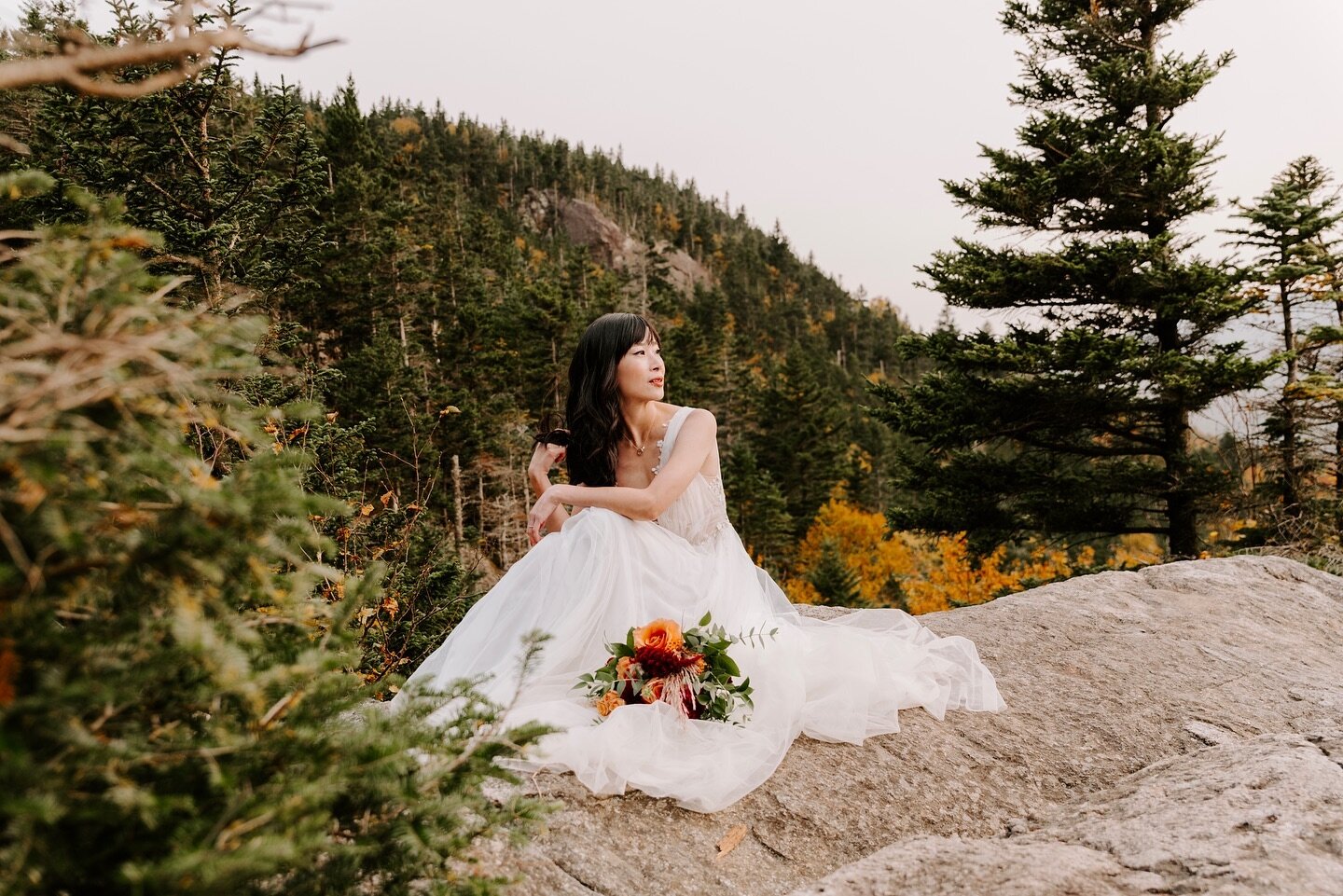 The 2023 wedding season has come to a close and I cannot begin to express my gratitude for how amazing of year it was. Looking back on one of my favorite days from the fall with this beautiful bride. Hope you all have a happy 2024 ❤️⁣
.⁣
.⁣
.⁣
.⁣
.⁣
