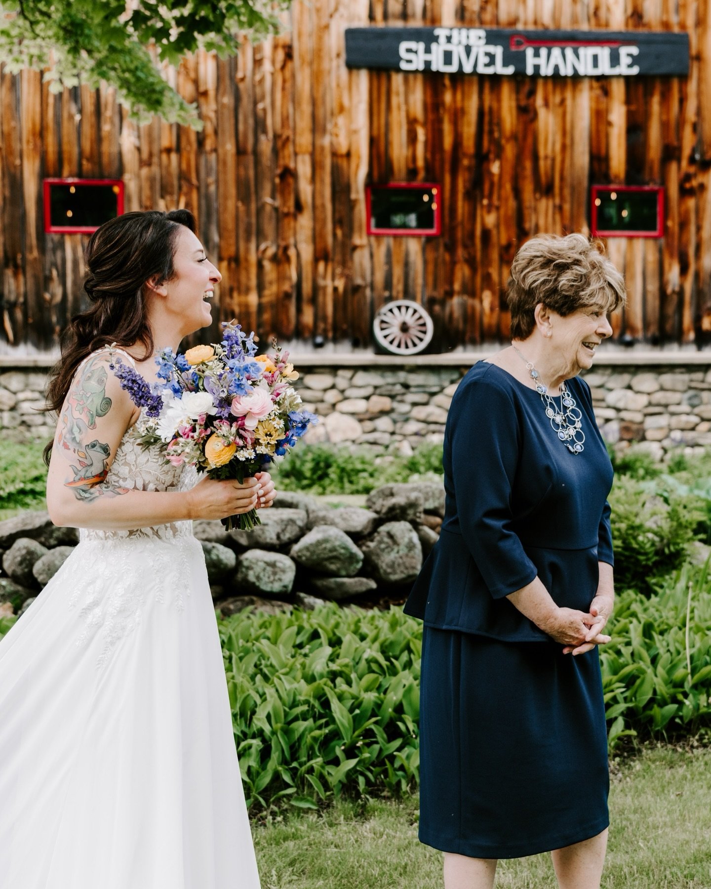 Bringing you one of the cutest mother/daughter moments ever on your Friday.

Katie wanted to have a special moment for her mom at her microwedding, and yes I definitely cried when these two hugged it out 🥹❤️

Venue @whitneysinnjackson 
Florist @moun