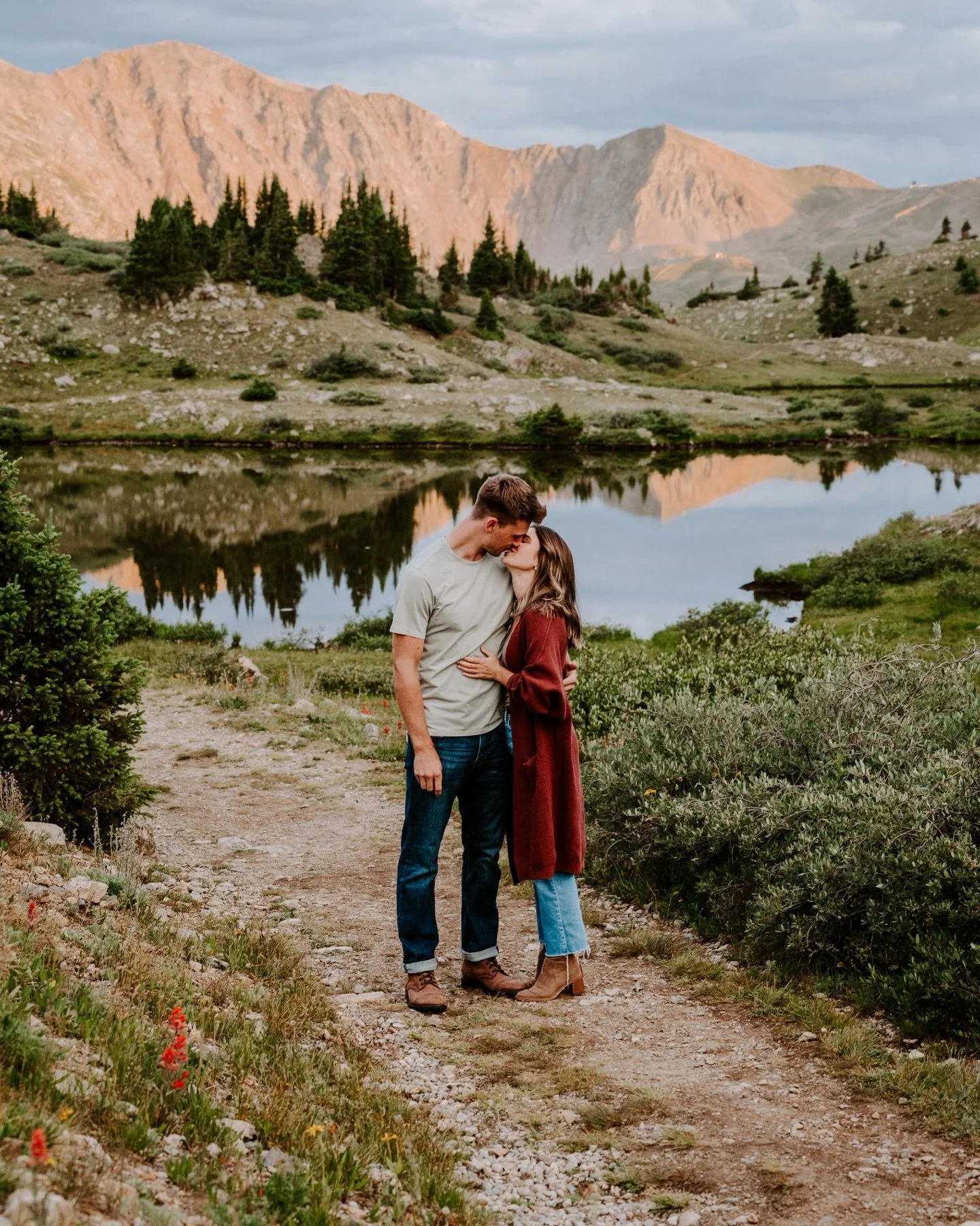 I&rsquo;m a big sucker for a mountain lake at sunset. You don&rsquo;t always have to hike far for views like this either! There are so many amazing locations across Colorado you can walk right up to for photos without a strenuous hike!

Colorado enga