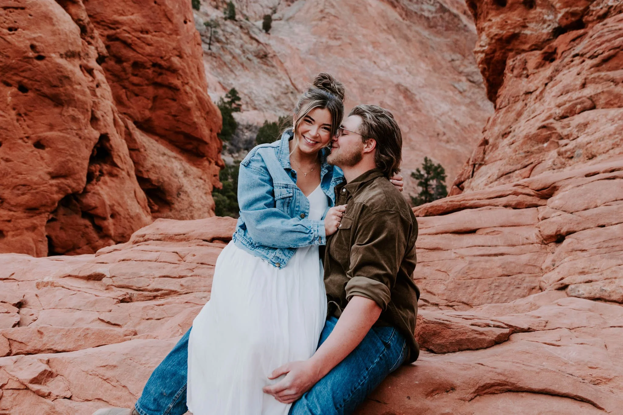 Romantic couple's photography session in Garden of the Gods