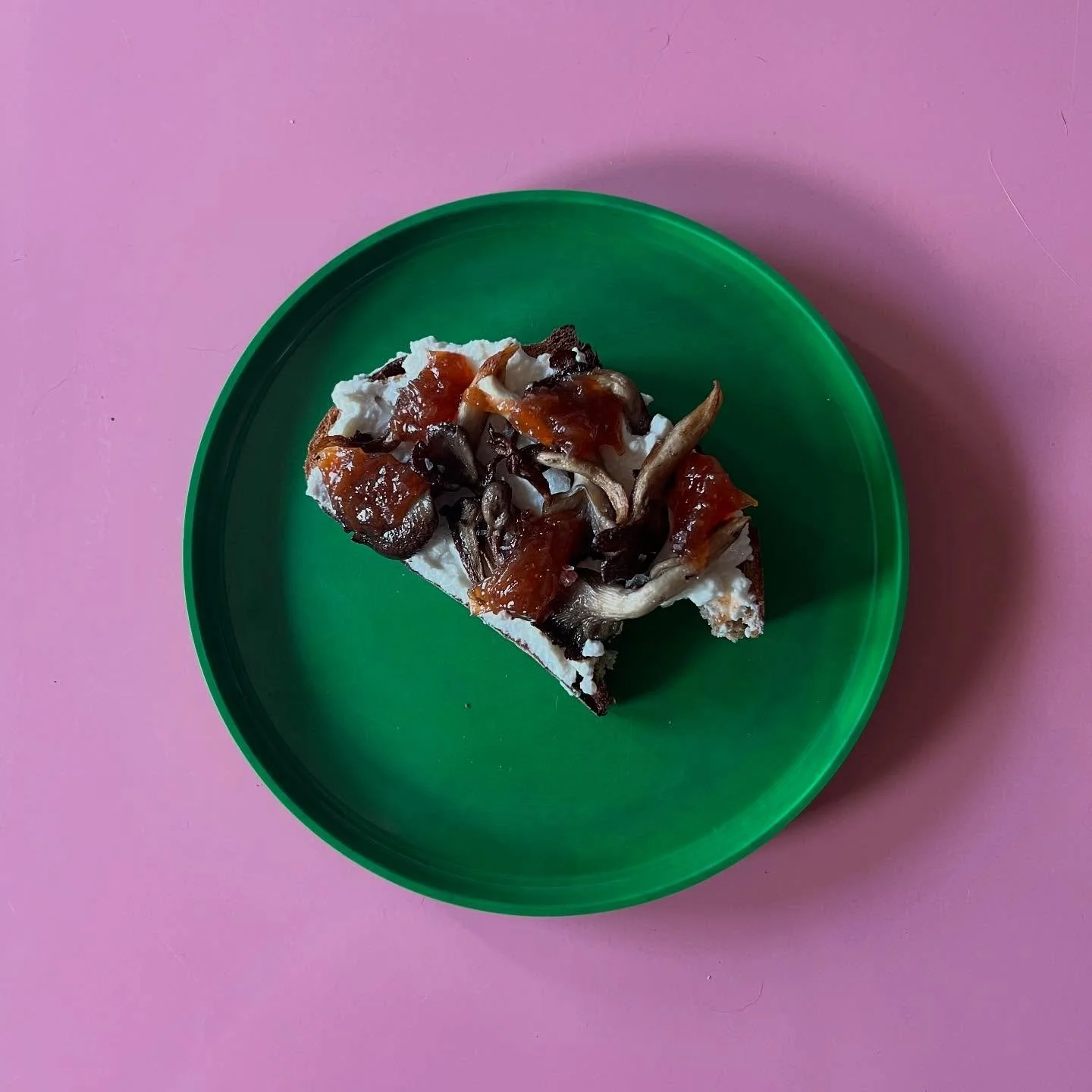mushroom toast with @rrcultivation blue oysters, whipped ricotta, and chili rhubarb jam 🥖