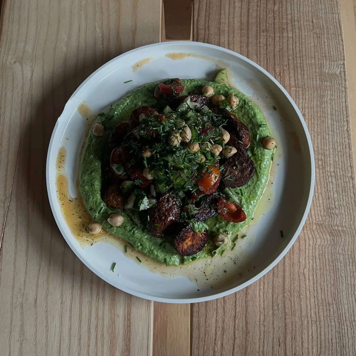 been needing to use up all the garden herbs as of late ⛄️ 

avocado &ldquo;green goddess&rdquo; sauce, crispy potatoes, topped with bean salad 

loads of herbs, lemon, my fav Palestinian olive oil from @benchpressed !! nomnomnom
