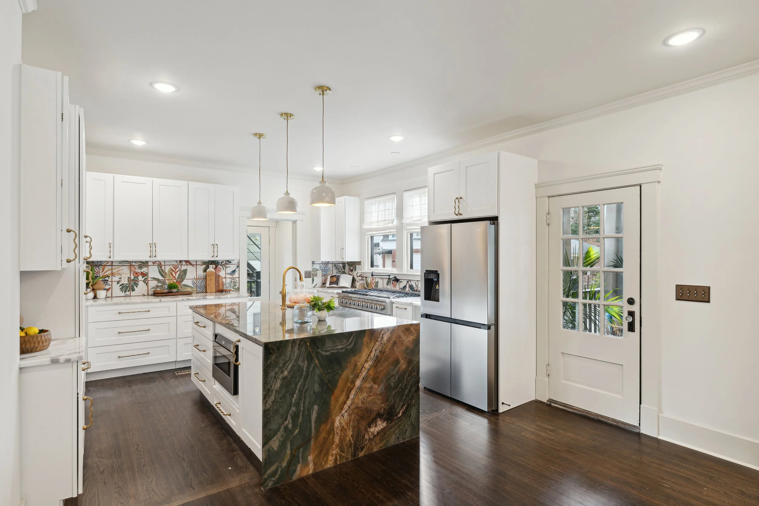16-301-Washington-Ave-Savannah-GA-31405-WindowStill-26.jpg
