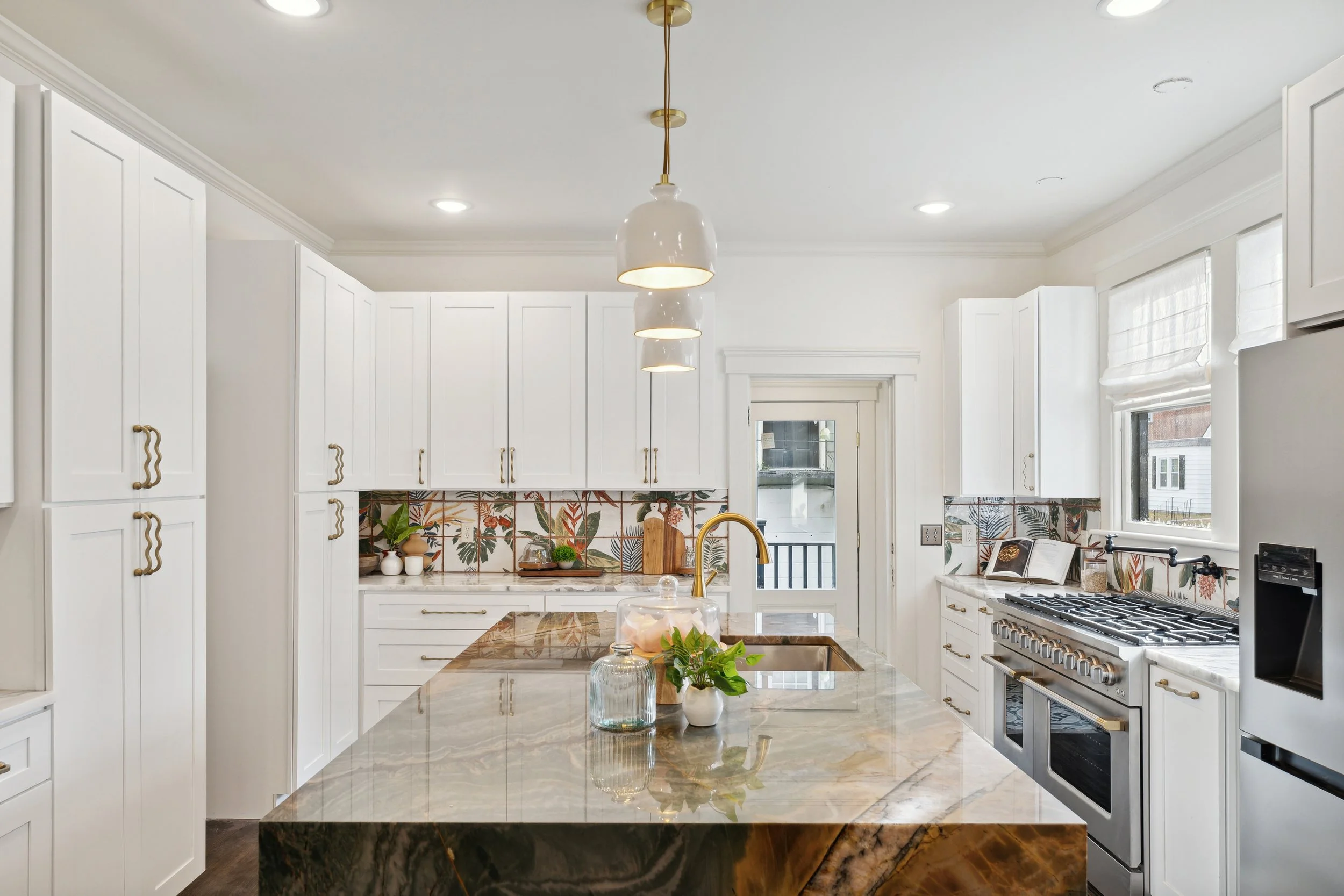 15-301-Washington-Ave-Savannah-GA-31405-WindowStill-25.jpg