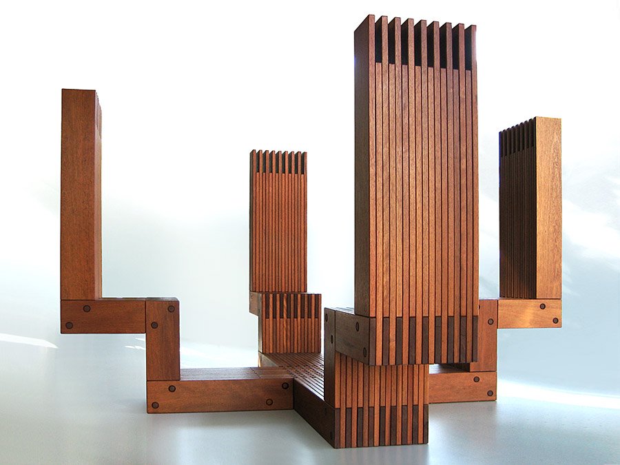 Troon is een houten beeld met vier tegenover elkaar staande tronen