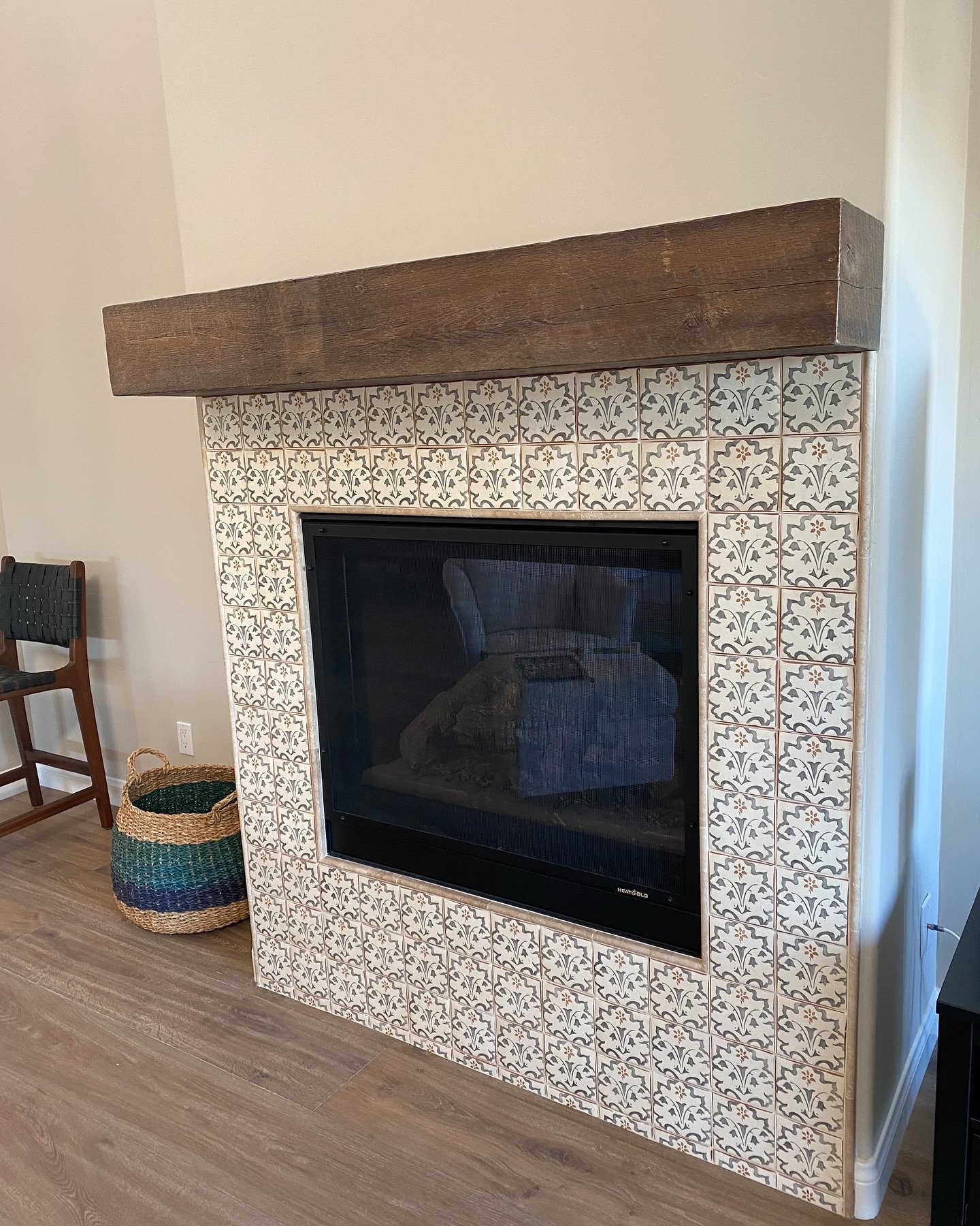 A Perfect Pairing ✨ This rich brown box mantel was designed to highlight the intricate brown floral details in the stunning hand-painted tiles. 🤎

Ready to create your own custom piece? Visit our shop or contact us to get started on your next projec