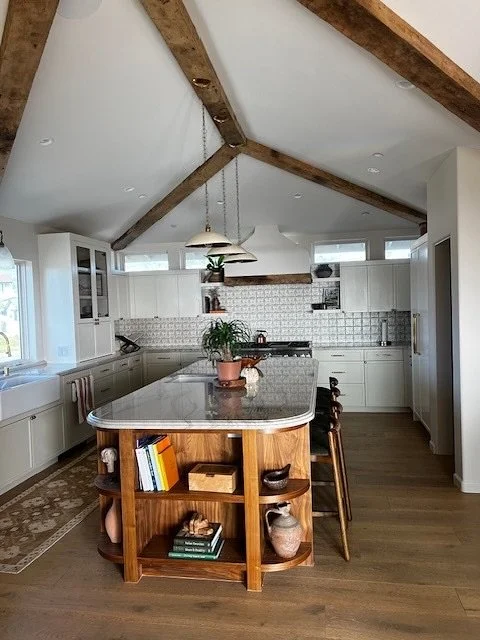✨The Rambla Project: Pt. 2

Dream kitchen! Everything from the tile and countertops to the beams and hood band. It all ties together perfectly, creating a warm, cohesive space.
&bull;
&bull;
&bull;
#Kitcheninpso #kitchenhooddesign #ceilingbeams #usre