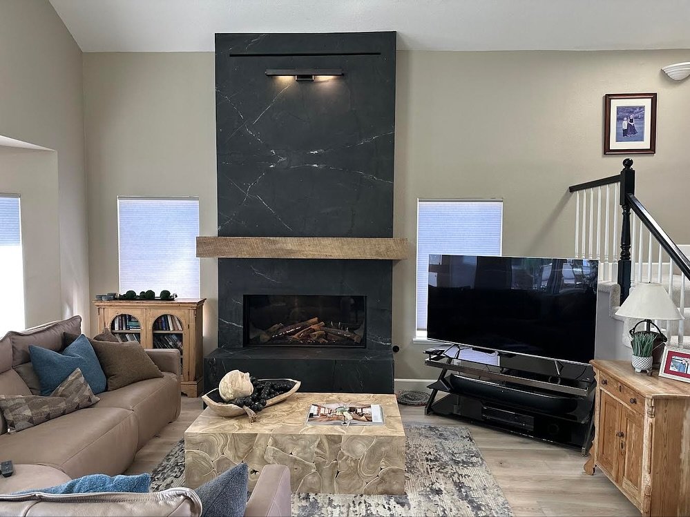 Custom oak mantel meets black granite 🤎 🖤
&bull;
&bull;
&bull;
#usreclaimed #custommantel #oakmantel #fireplacemantel #orangecountyinteriordesign #reclaimantel