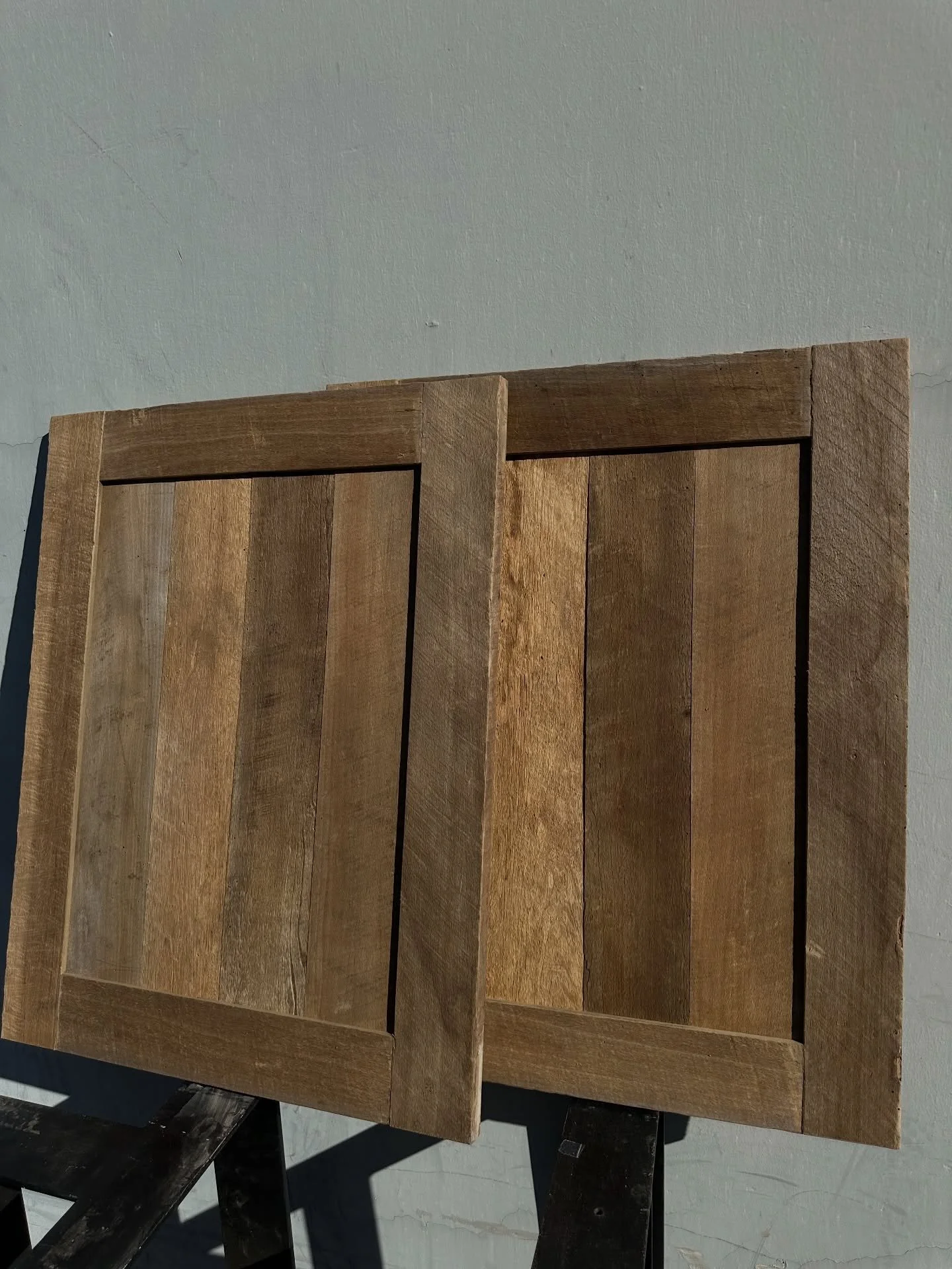 Custom barn doors designed to serve as hidden TV doors. Multi-use done right.
.
.
.
#usreclaimed #HiddenDoorDesign #reclaimeddoor #MixedHardwood #shakerdoors reclaimedwooddesign