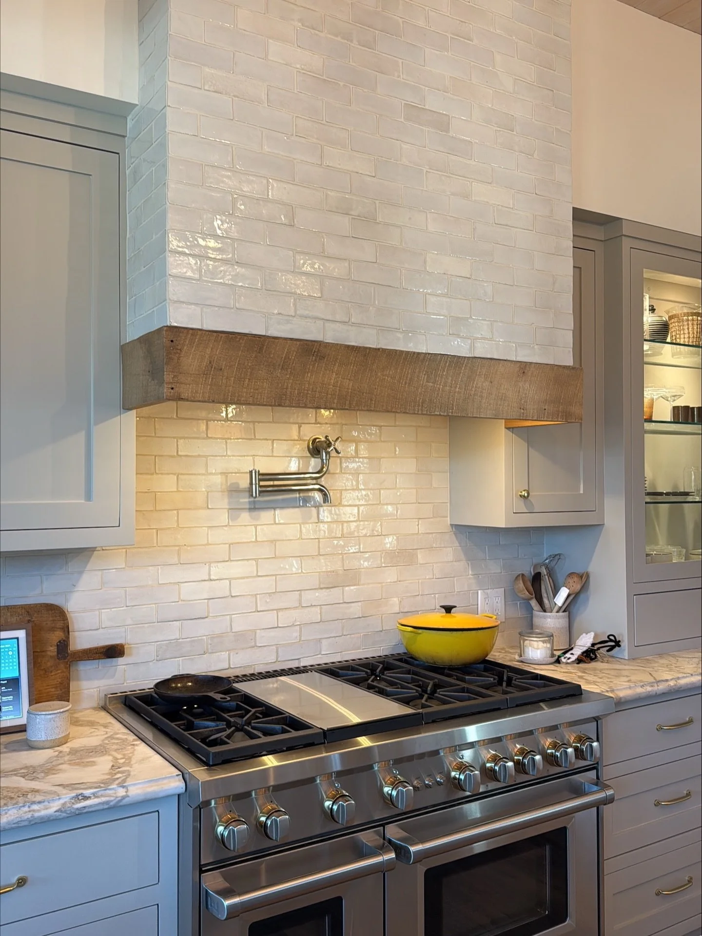 The simplest addition of reclaimed wood can make all the difference. 🤍 Loving this design.
.
.
.
#usreclaimed #kitchenhoodband #mixhardwood #kitchenhood #reclaimedwooddesigns