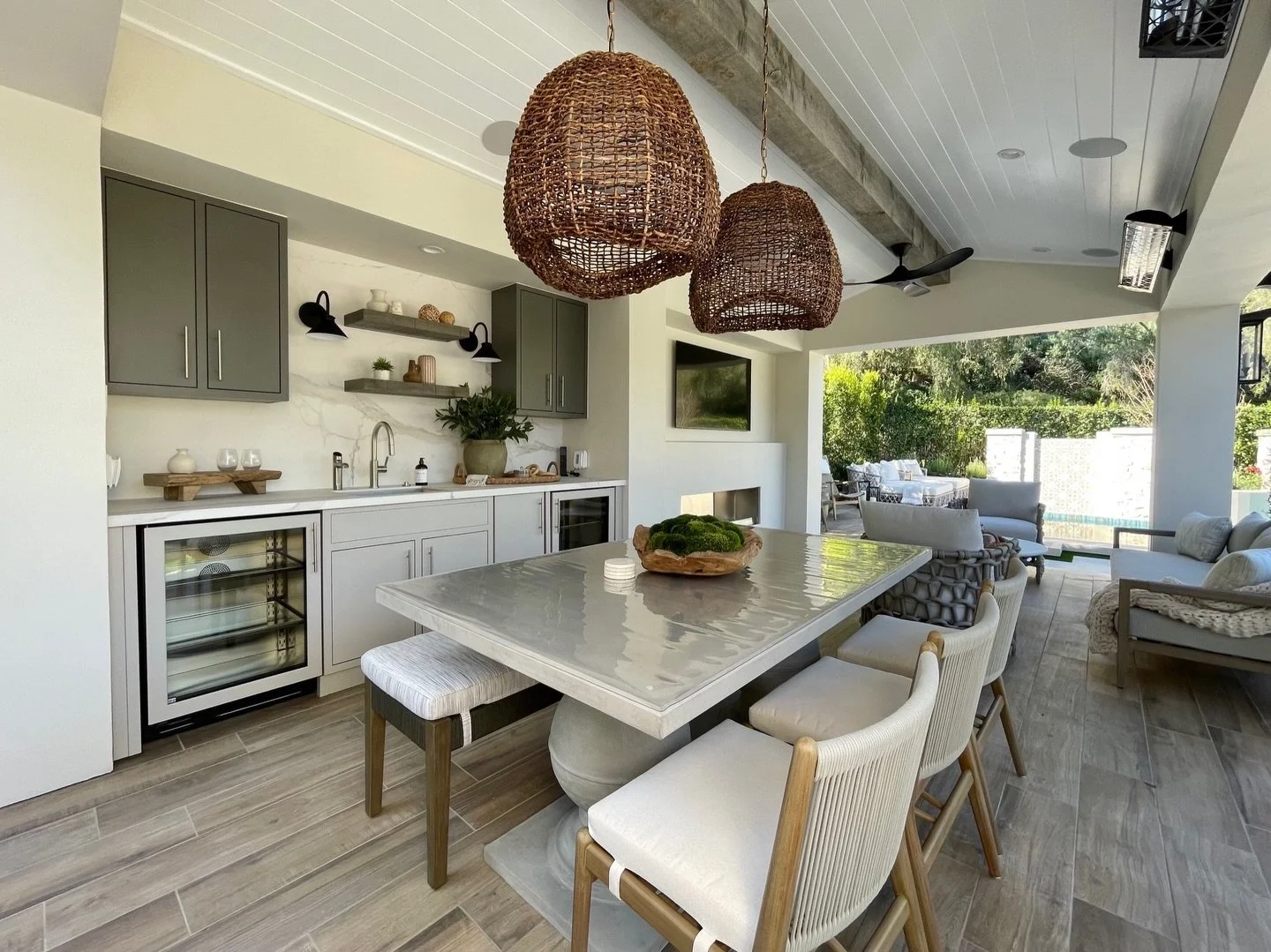 20&rsquo; ceiling beam + matching floating shelves for the perfect covered patio to host, unwind, and make memories just in time for summer ☀️🌿
&bull;
&bull;
&bull;
#sanclementehomes #coveredpatio #ceilingbeams #outdoorpatio #usreclaimedwood