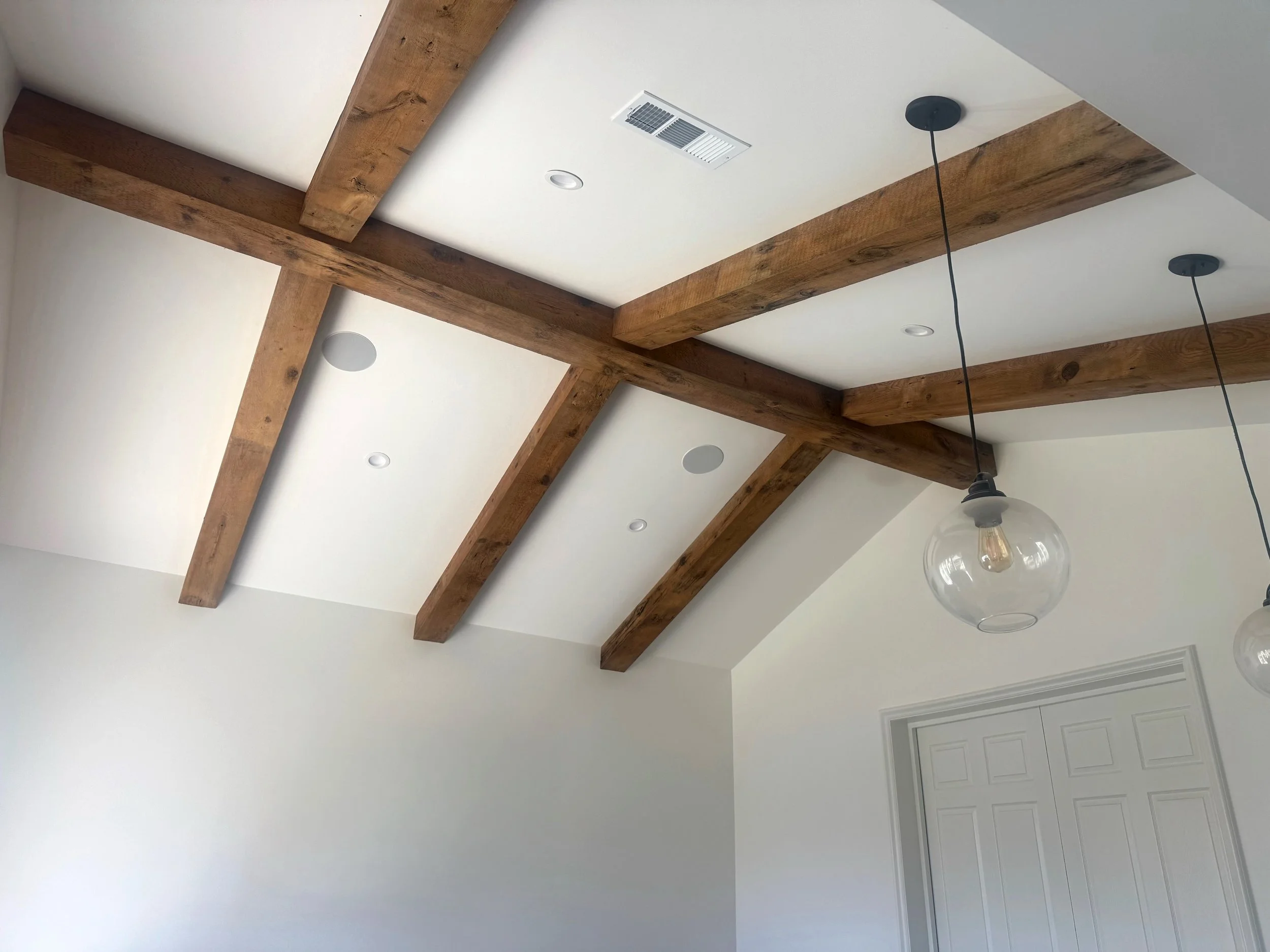 The beauty of real wood is in the details: natural knots, flowing grain, and all. 

Thinking about adding ceiling beams to your space? Let&rsquo;s talk 👇 

#easternwhitepine #ceilingbeams #reclaimedbeams #orangcountyhomes