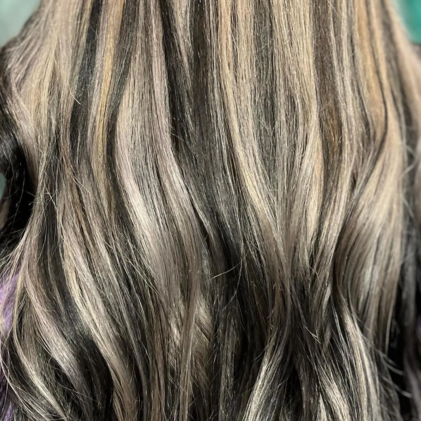 High contrast, high impact ⚡ Molly created this dimensional blonde + dark blend with striking ribbons of light that flow seamlessly into deep brunette tones. The bold placement keeps the look edgy, while the soft waves make it wearable and modern.

✨