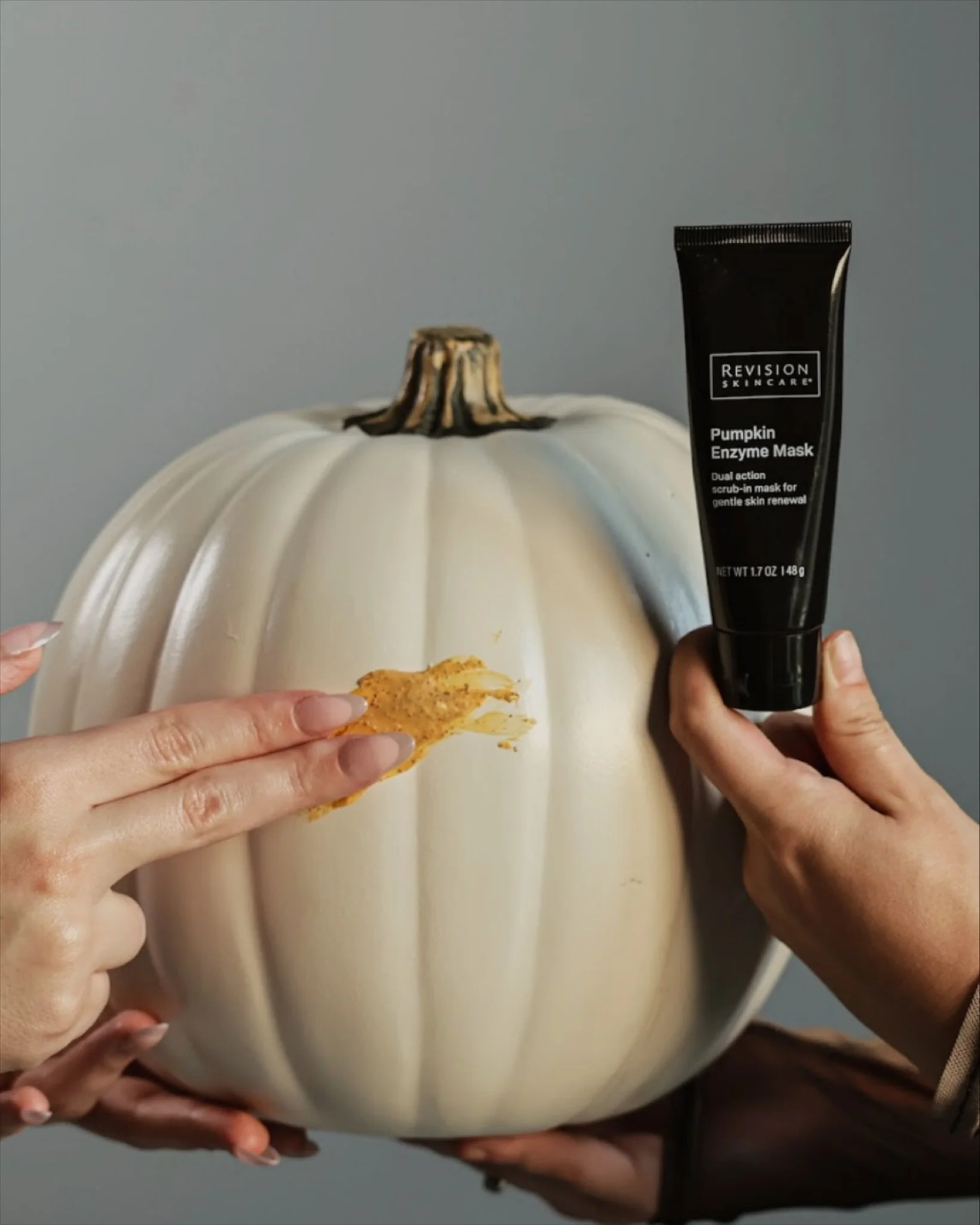 Your skin deserves a little fall refresh, too. 🍂✨
The same way your wardrobe shifts with the season — your skin needs a new routine to stay bright, lifted, and hydrated as the air gets cooler.
Our Lifting & Firming Facial was designed fo