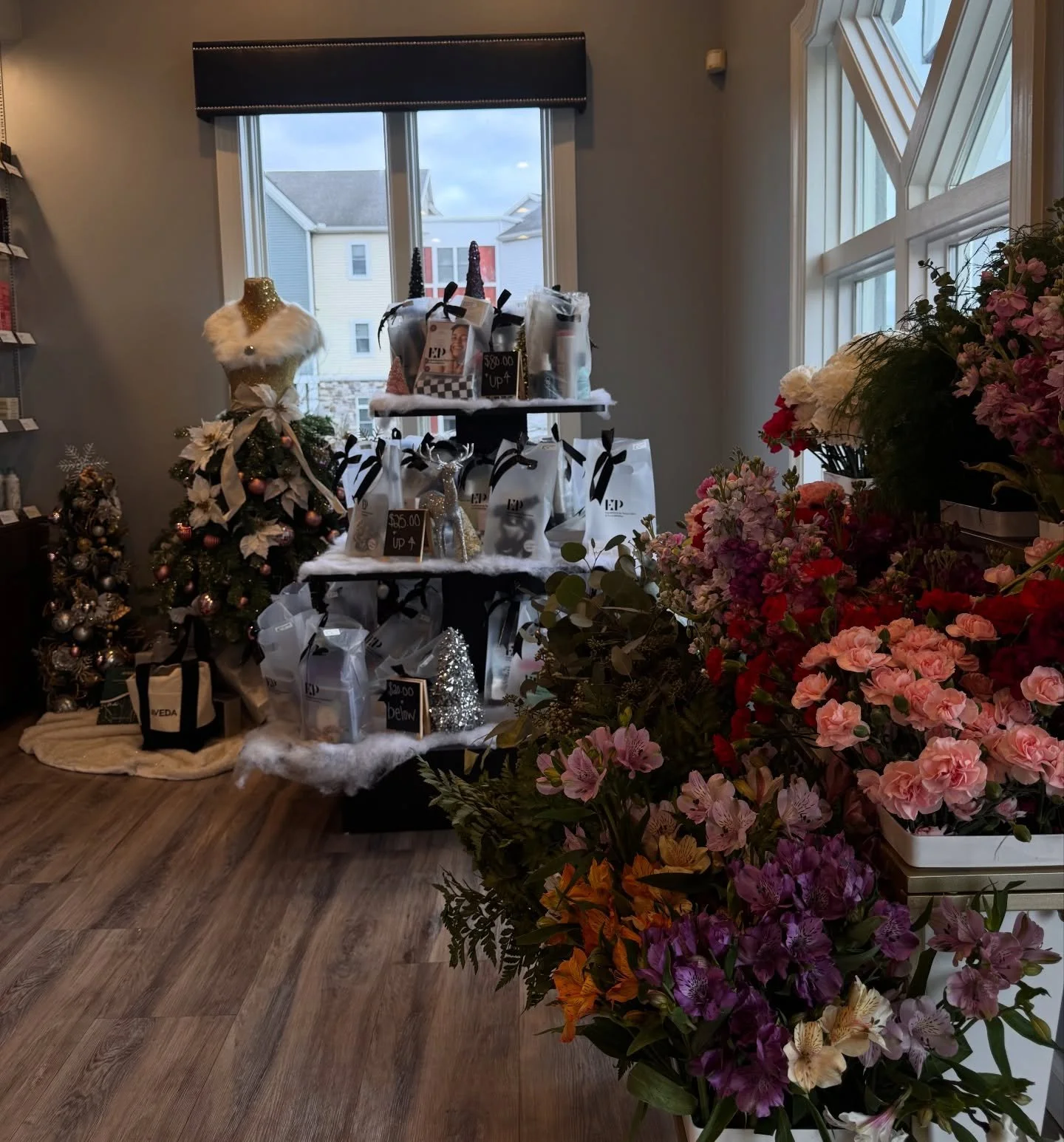 SMALL BUSINESS SATURDAY AT EXPRESSIONS BY TANYA ✨

What a day.
What a space.
What a community.

From local vendors and holiday shopping to full racks of style and the coziest festive vibes, Small Business Saturday at Expressions by Tanya was everythi