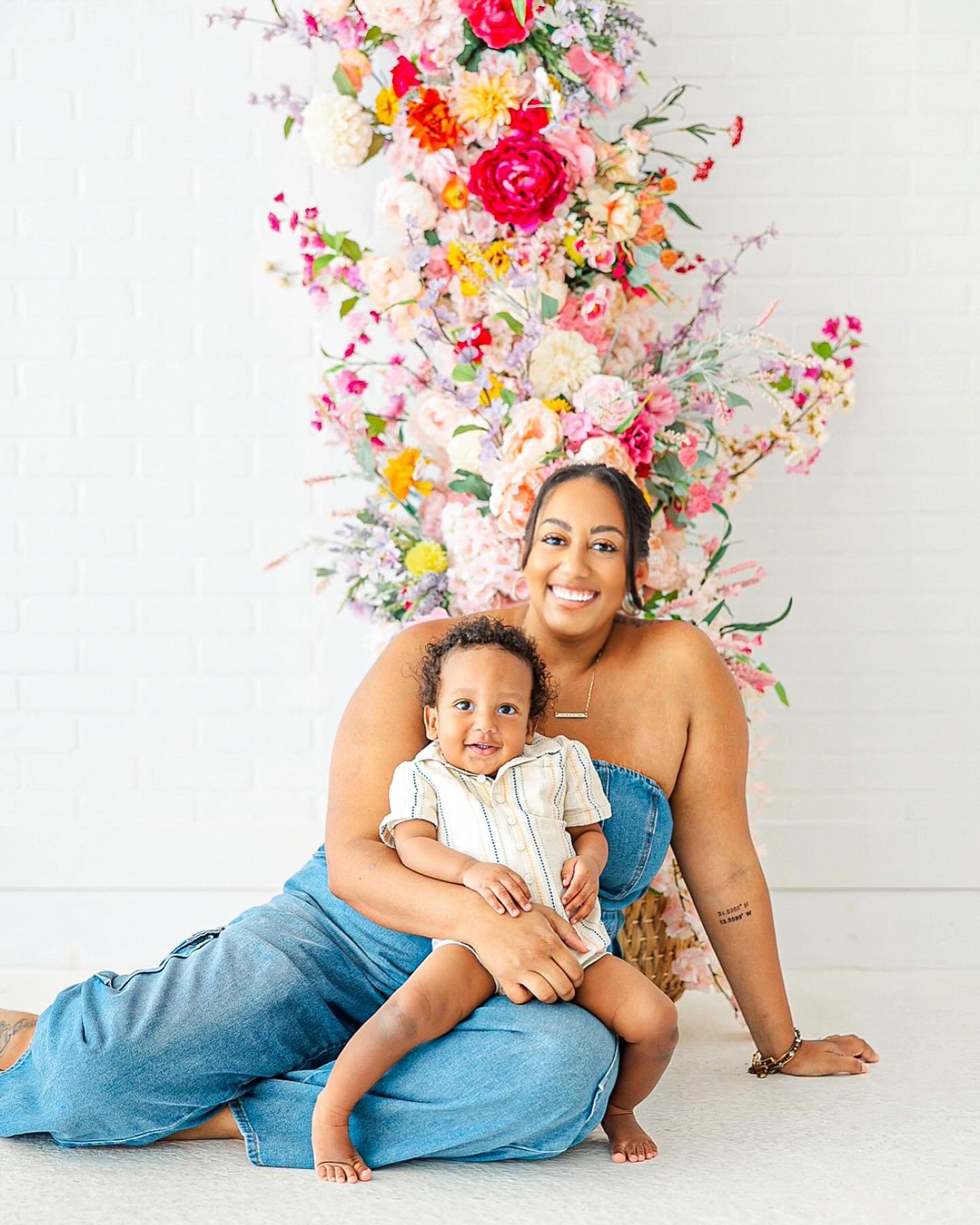 In full bloom 🌸 | @alyssadoughertyphotography 

Currently obsessing over these spring minis! This was our first family photos since Don Dons arrival! 

Swipe to see these cuties! 

Orlando Mom | Family Blogger | Black Mom Blogger 

#orlandomom #orla