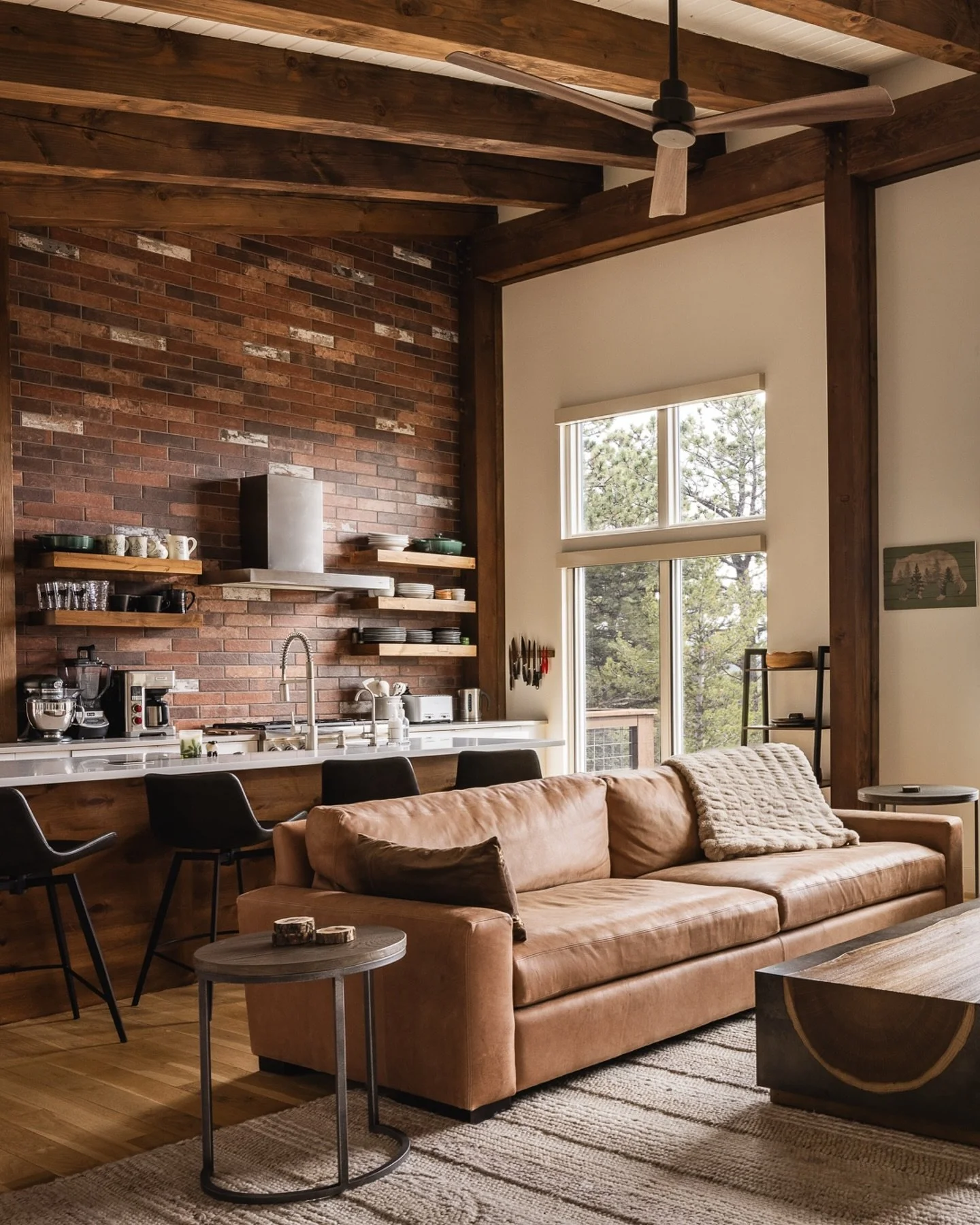 Places I&rsquo;d rather be than Mondaying, Vol VI.

Elevated design at altitude 💛 Recent work shot for the owners of this cozy and sophisticated mountain retreat that makes me want to curl up on the couch by a warm fire all day. 

#interiorphotograp