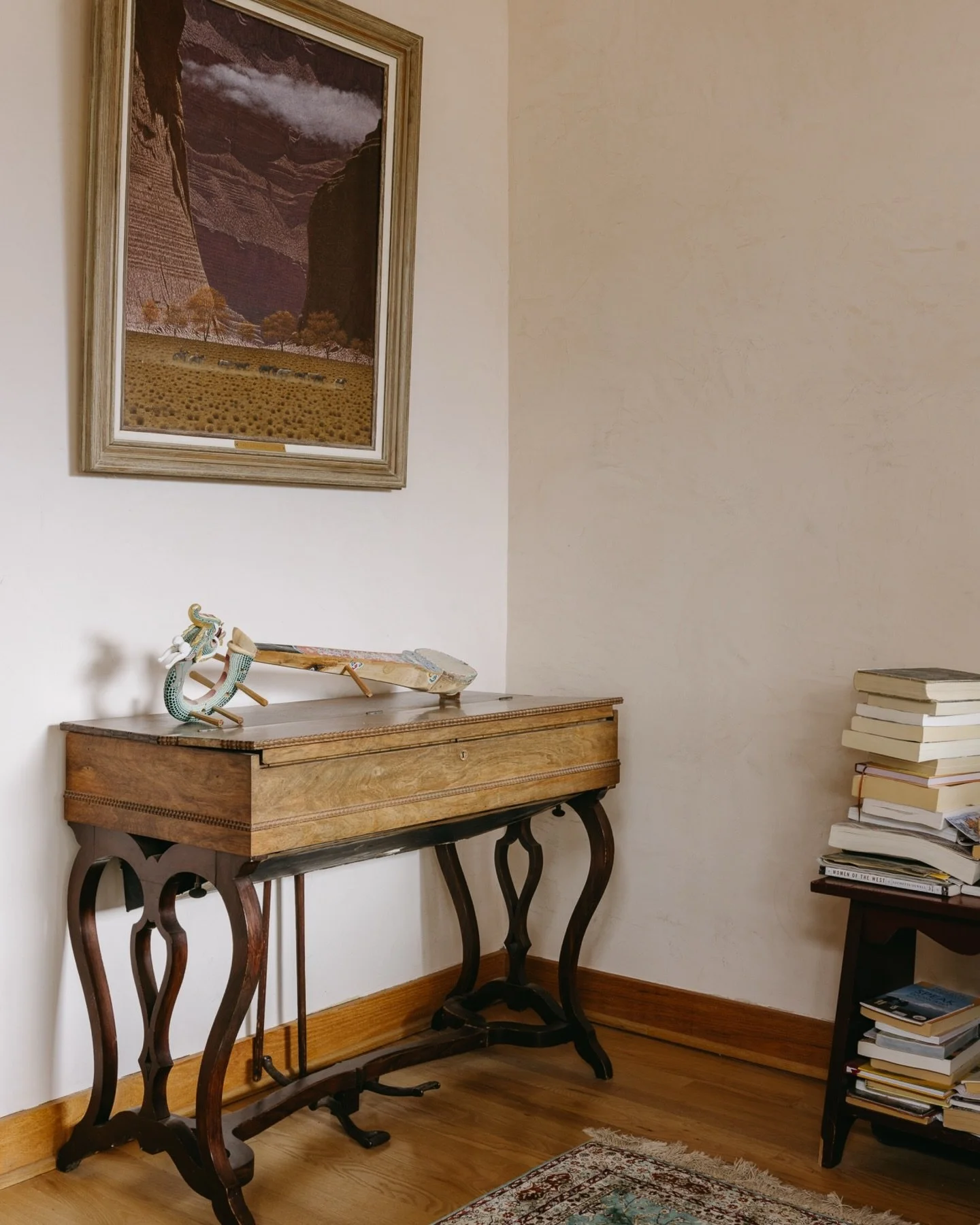 Learning how this high desert home grew&hellip; patiently and intentionally, room by room, stone by stone.. made photographing it feel all that more special, weaving its stories through every frame💛

#interiorphotography #newmexicolife #newmexico #n