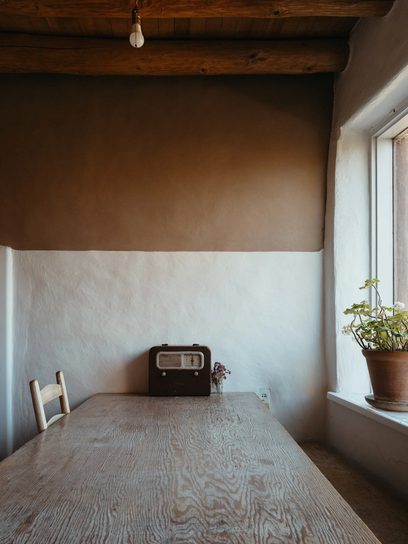 Georgia O&rsquo;Keeffe spent a *decade* asking the Catholic Church to sell her the 5,000sf of ruins she later restored into her Abiquiu home before they finally agreed. My persistent heart be still⚡️Wandering through this adobe dream brought me so mu