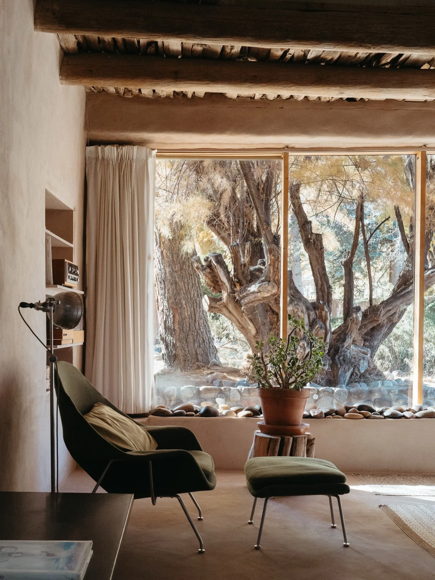 Okayyyy O&rsquo;Kee 🤩🤤

One of the amazing spaces of Georgia O&rsquo;Keeffe&rsquo;s Abiquiu, New Mexico, home. 

#georgiaokeeffe #newmexicoliving #abiquiu #adobe #interiorphotography