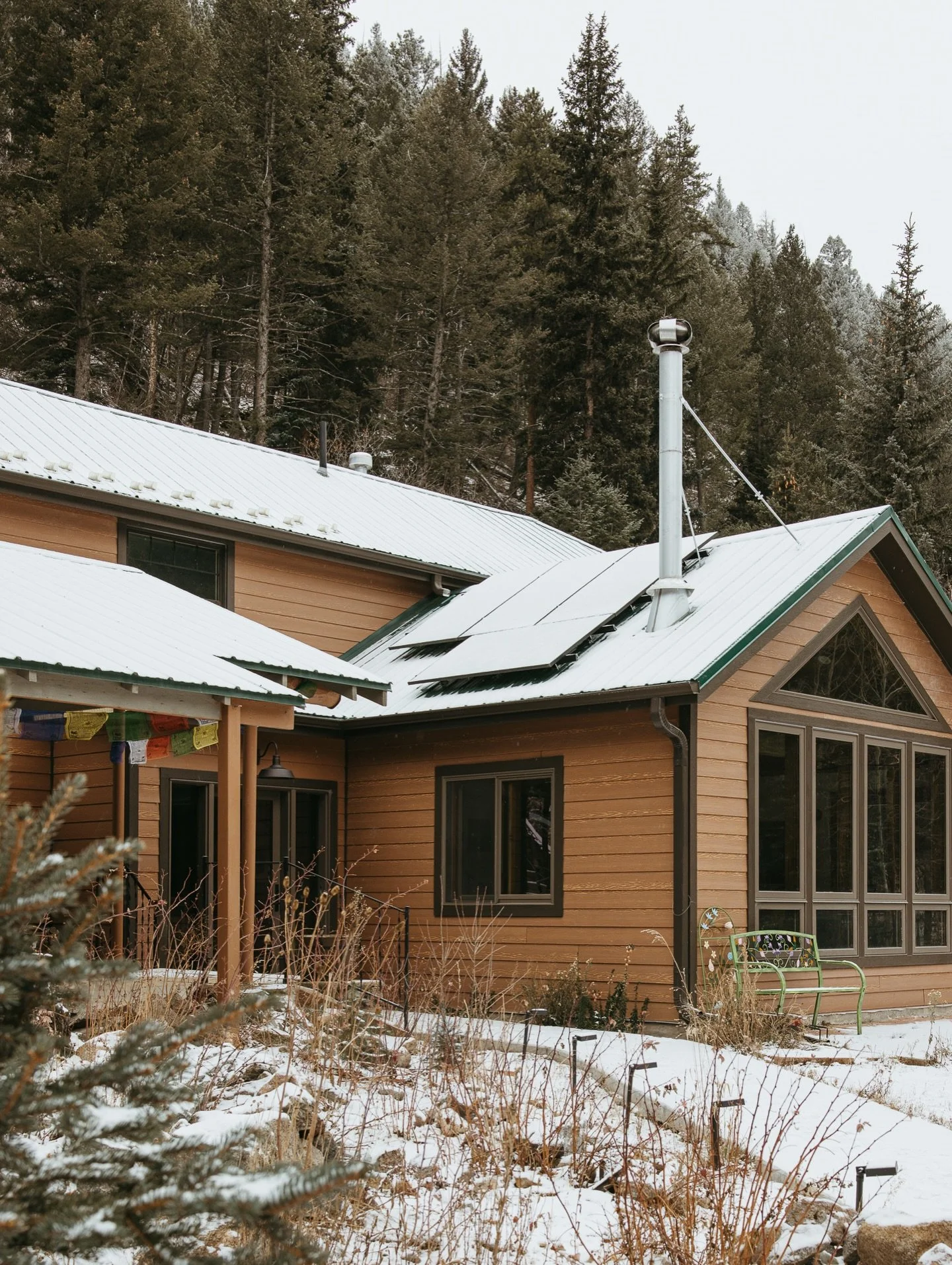I love how each photo carries you a little further through the year, from snow-dusted quiet to sun-warmed stillness 🤍✨ Photographing this historic Colorado mountain mining cabin across seasons was so special. More multi-season shoots, please!

Renov