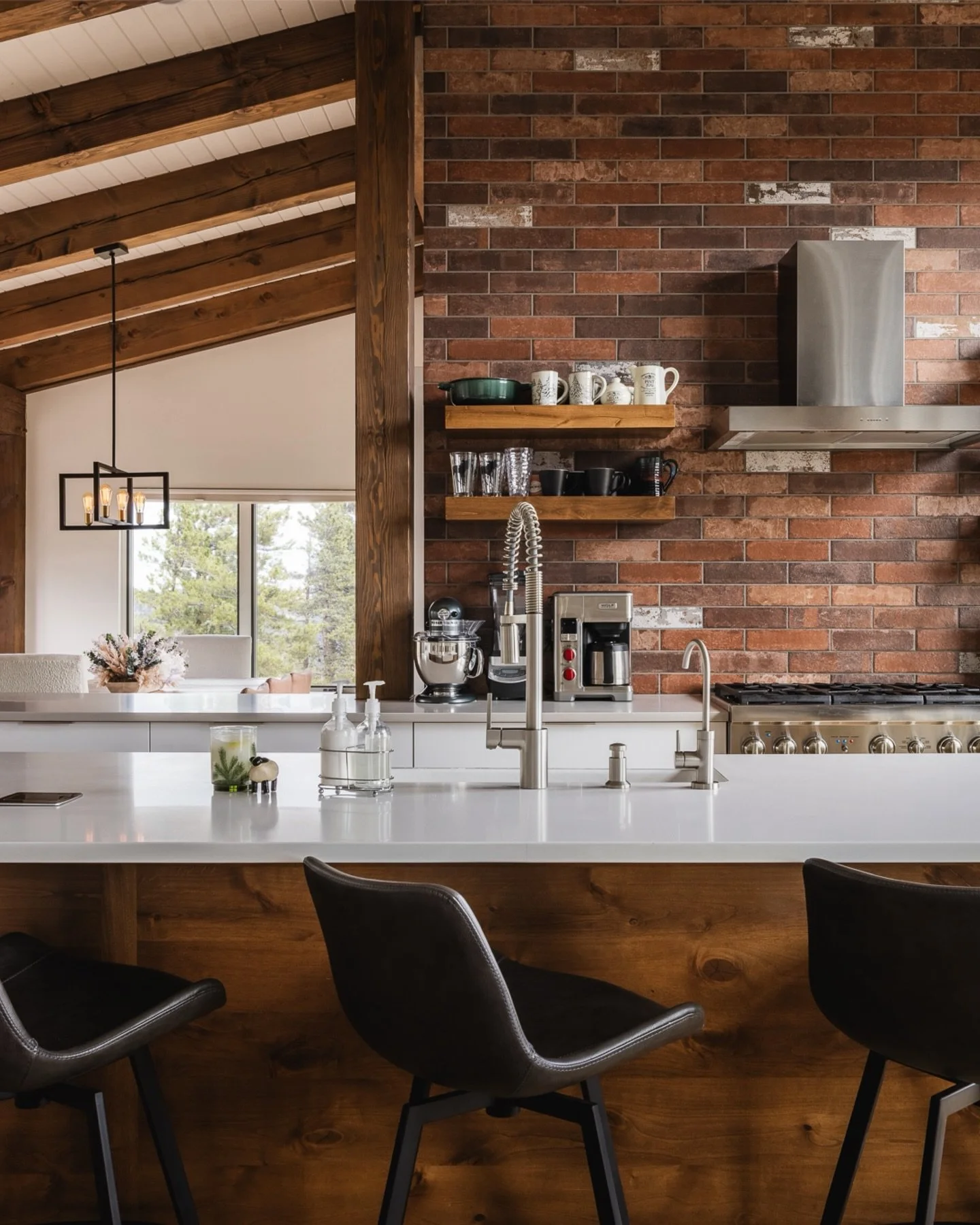 rise + shine ☕️✨

The loveliest modern mountain retreat in Boulder County photographed for the homeowners for use as a luxury @vrbo vacation rental.

#boulderlifestyle #mountainlife #interiorphotography #mountainvacation #coloradoliving