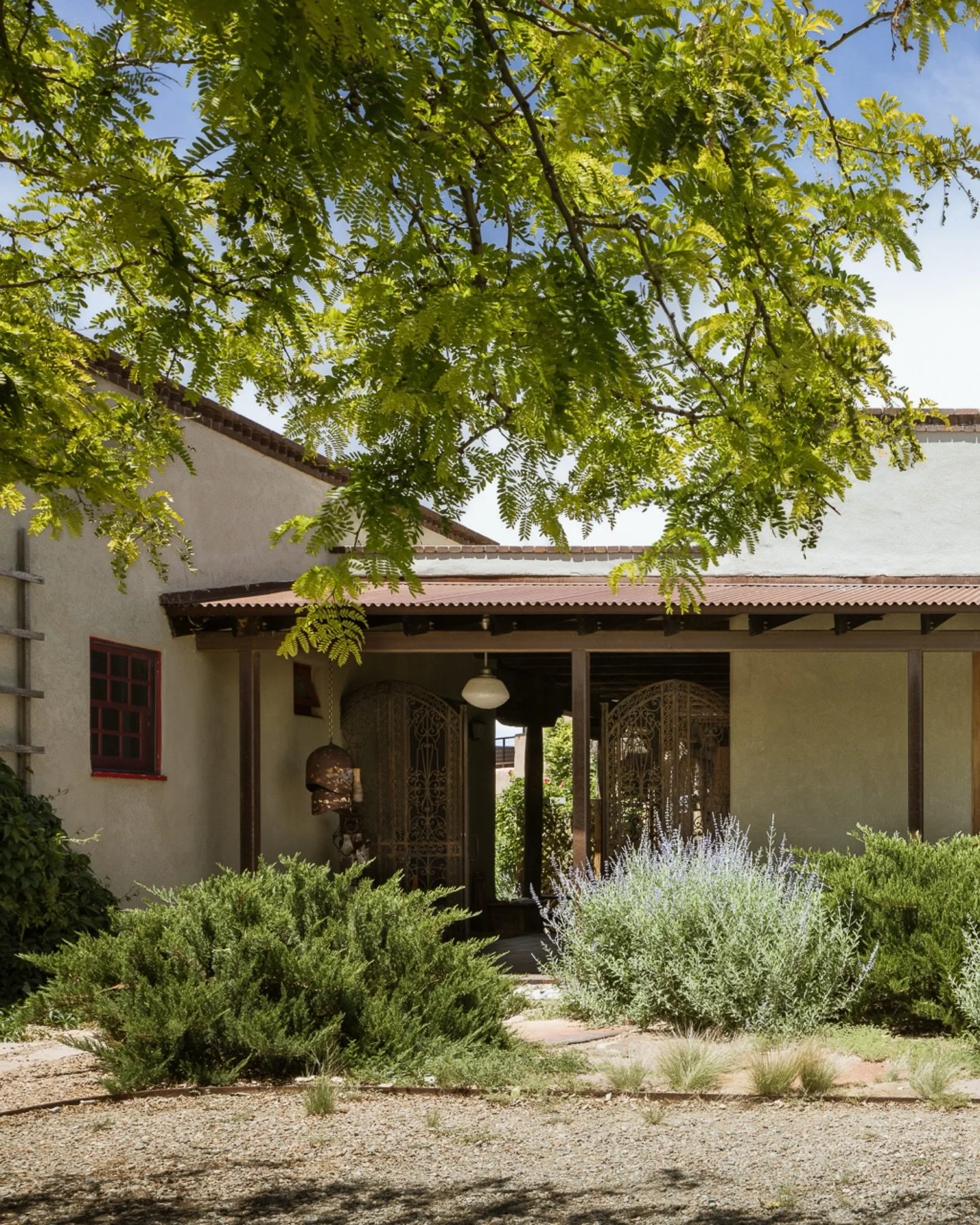 So who knows of a fun New Mexico home that should be photographed this year? Asking for a friend&hellip; 👀🙋🏻&zwj;♀️

👆Shot during Nick Merrick&rsquo;s (@hallmerrickphoto) @santafeworkshops last year. 

#newmexico #santafelife #santafephotographer