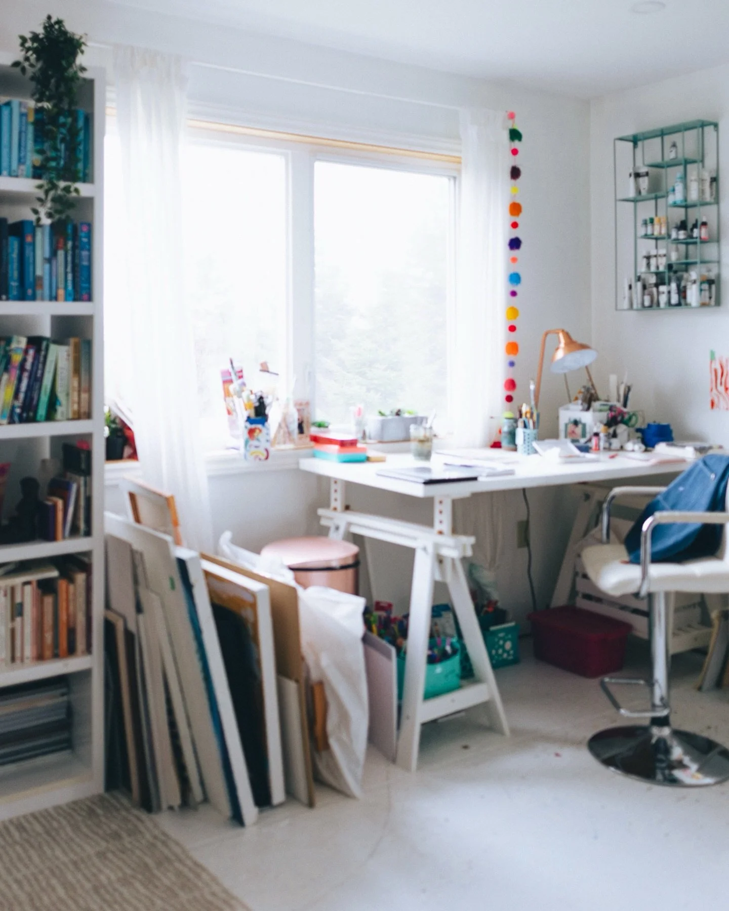 More spring inspo from a past environmental portrait shoot with @estelle.thomson x @davebrosha 🩵💚

Also, more of this please? 
www.devotophoto.co/environmental-portraitures

#environmentalportrait #creatives #makers #artiststudio #boulder