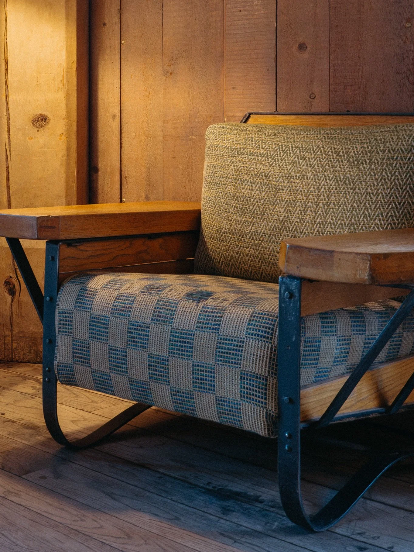 &ldquo;Who knew a chair could be interesting!&rdquo; - said @jenniferbridgephotography while sweetly admiring my work 💛 Then it got me thinking&hellip; and going through my work&hellip; and well, I guess the morale of the story is, if you have a goo