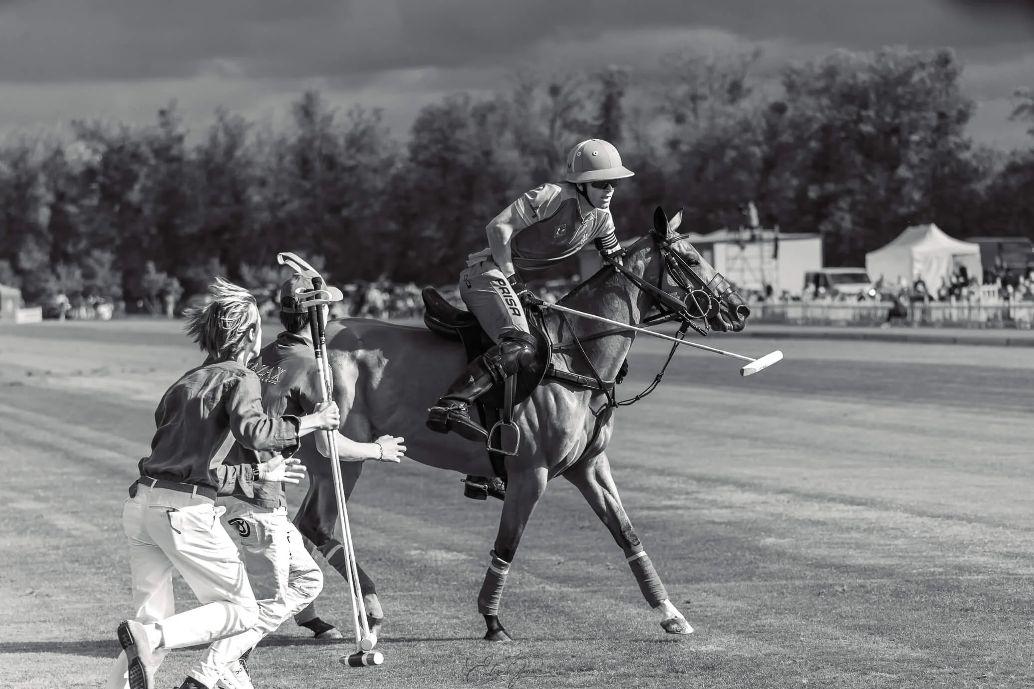 Equipo Kazak corriendo  por cambio caballo cancha Chantilly final copa Barnes - Elisa Garcia Photography