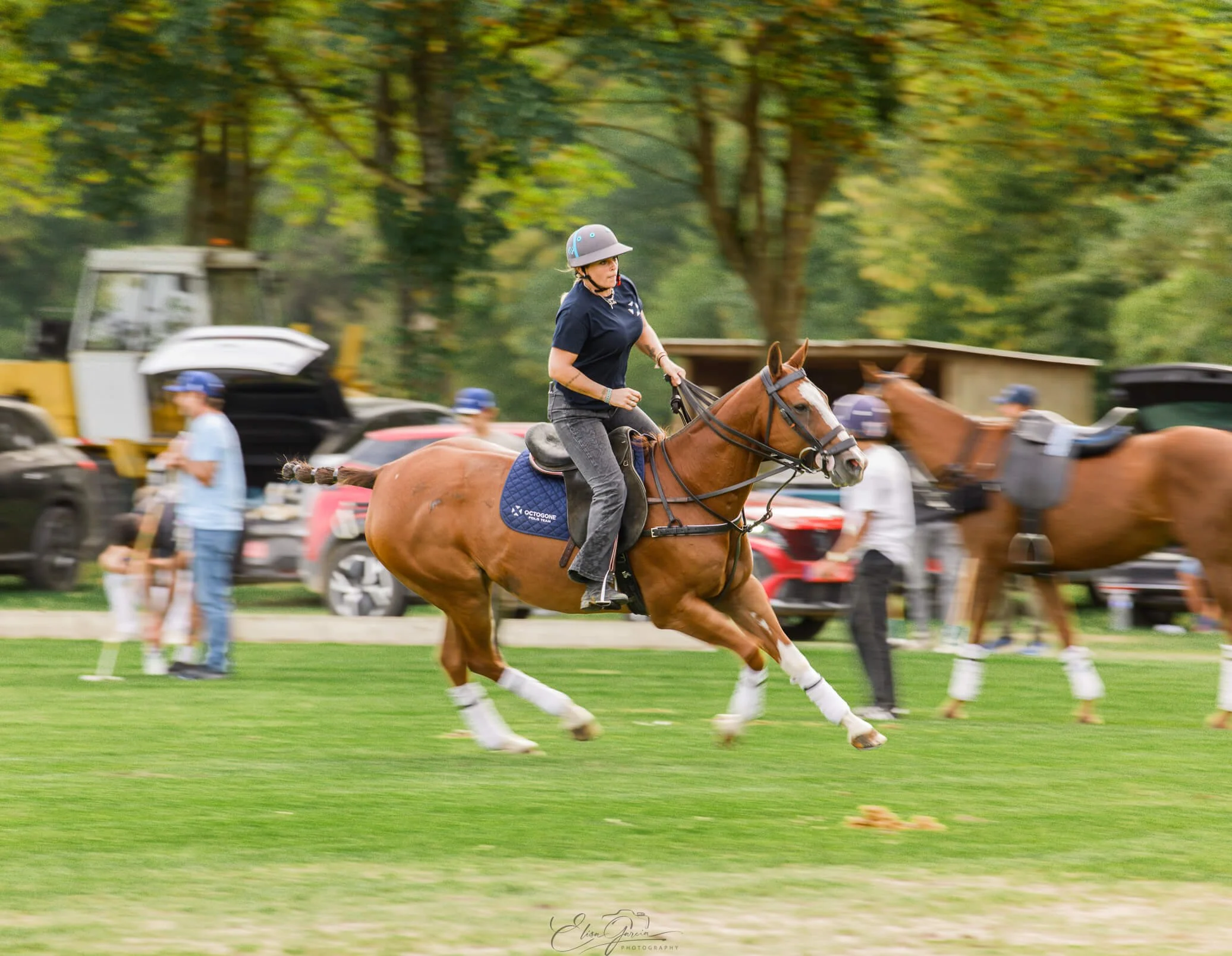 Chantilly Copa Barnes ESSSO contra Octogone partido de polo calentamiento caballo - Elisa Garcia Photography