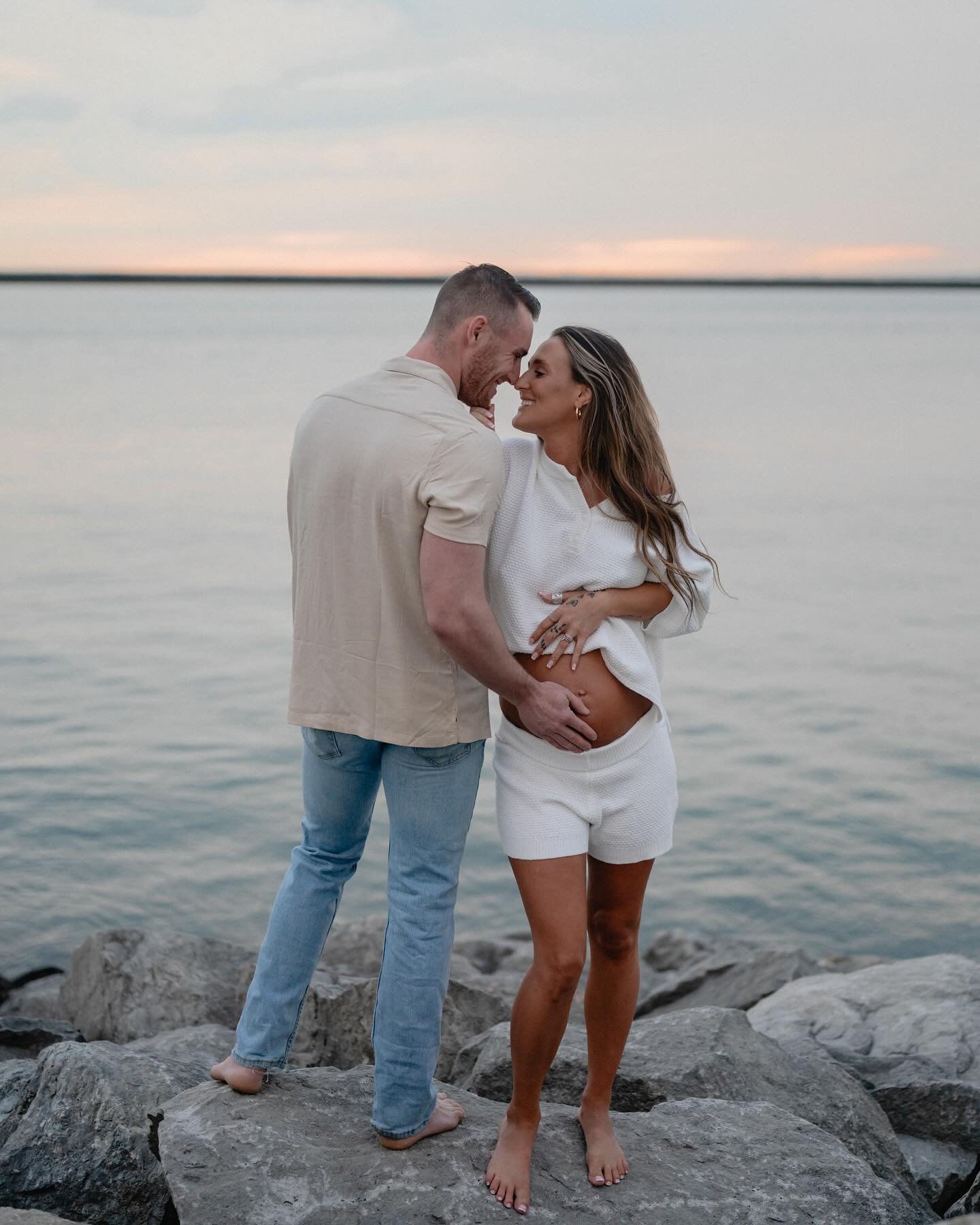 maternity sessions + sunsets&hellip;2 of my favvvvorite things. 

shot with @kaitlynfrankphoto 🕊️

#lillianfarrellphotography #maternityphotography #buffalophotographer #sunsetsessions #maternity