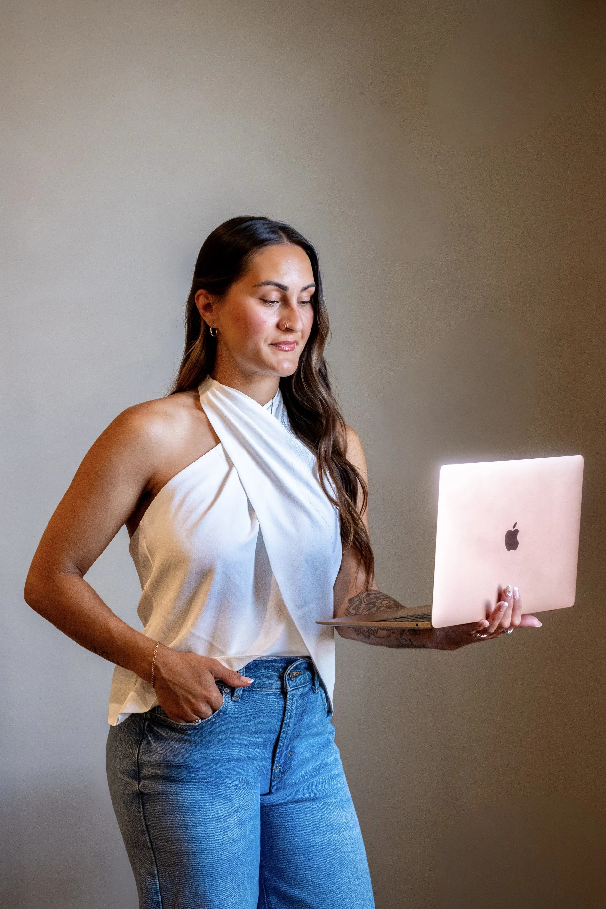 Portrait of Caroline DePaula, founder and owner of Amada Lash Studio