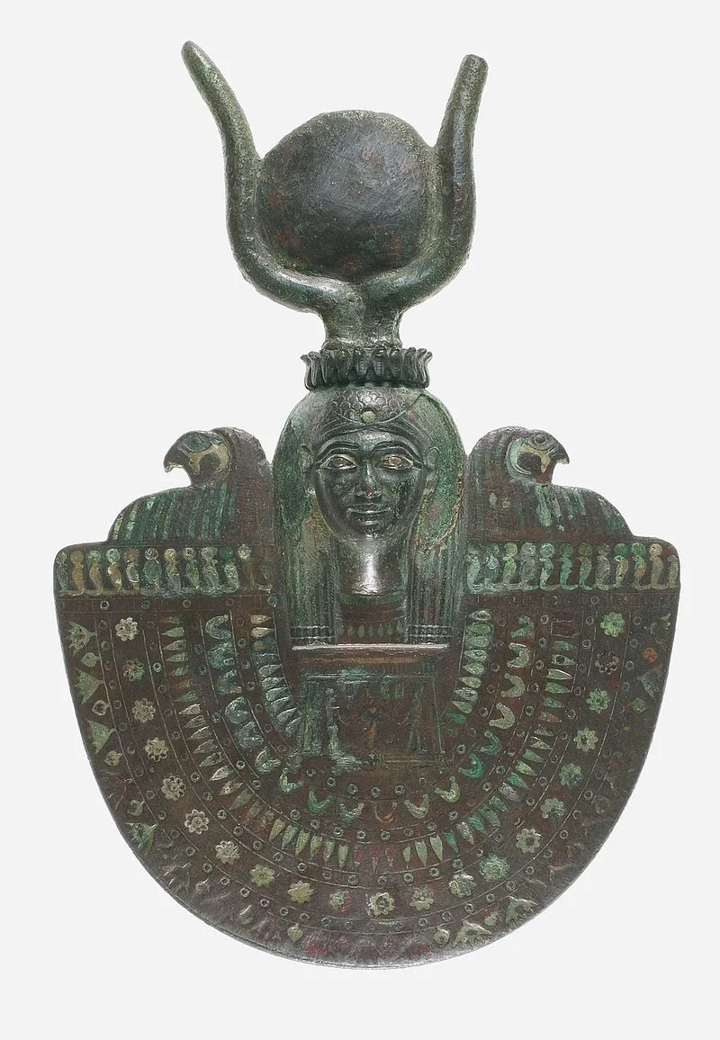 Figure 22. Aset wearing the crown of Hathor.