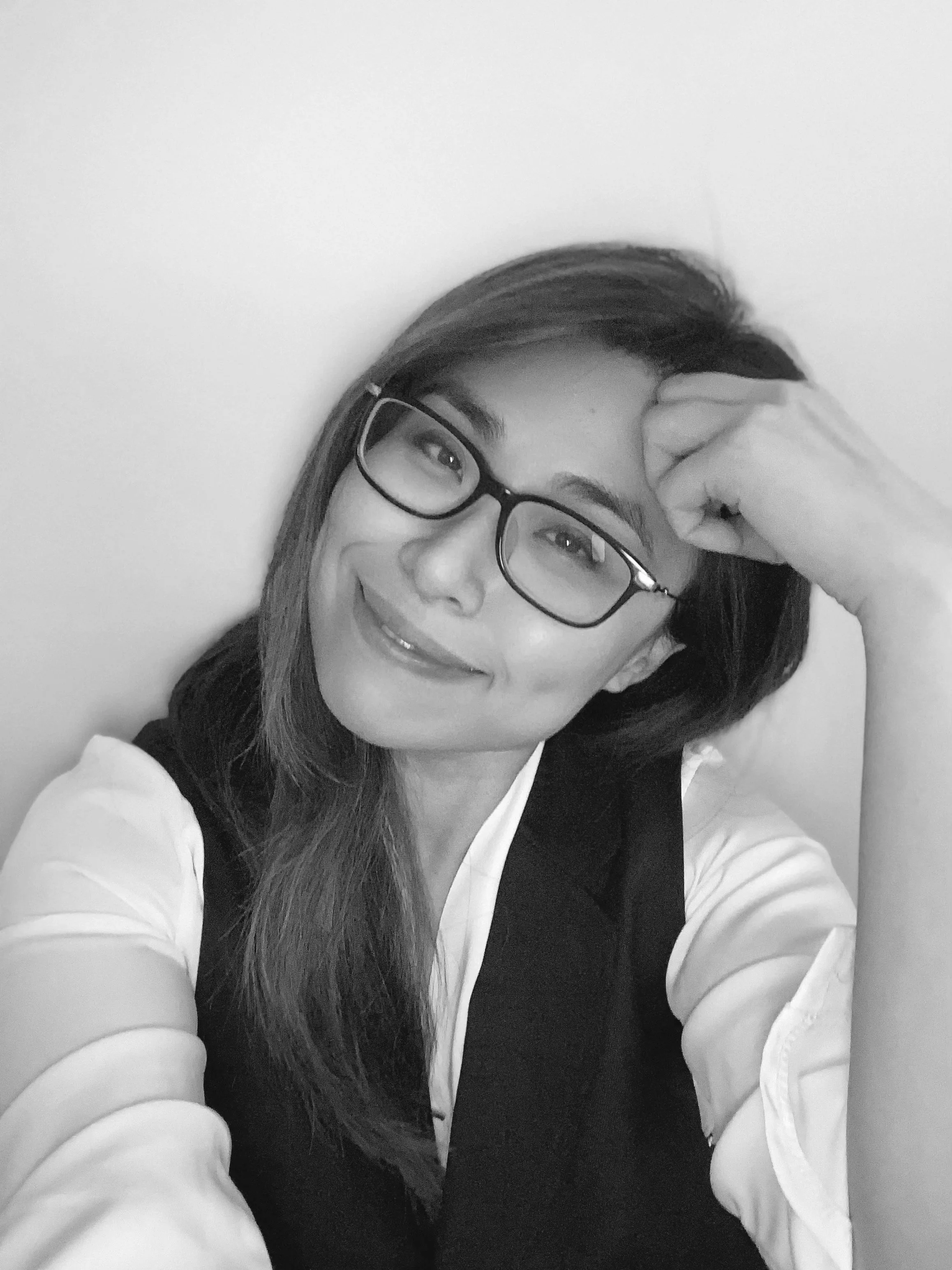 Auckland headshot photographer — smart casual personal branding of a woman smiling in black and white photo — Wonderlens