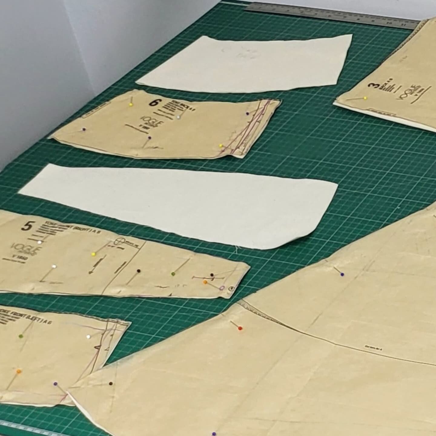 Lookie here, another new blog post is out now. Check out what I got up to in this week's class and my progress on my skirt!

www.samsewssowell.com/blog/mastering-the-art-of-precision

#dressmaking #sewingclass #boyssewtoo #calico #skirtpattern