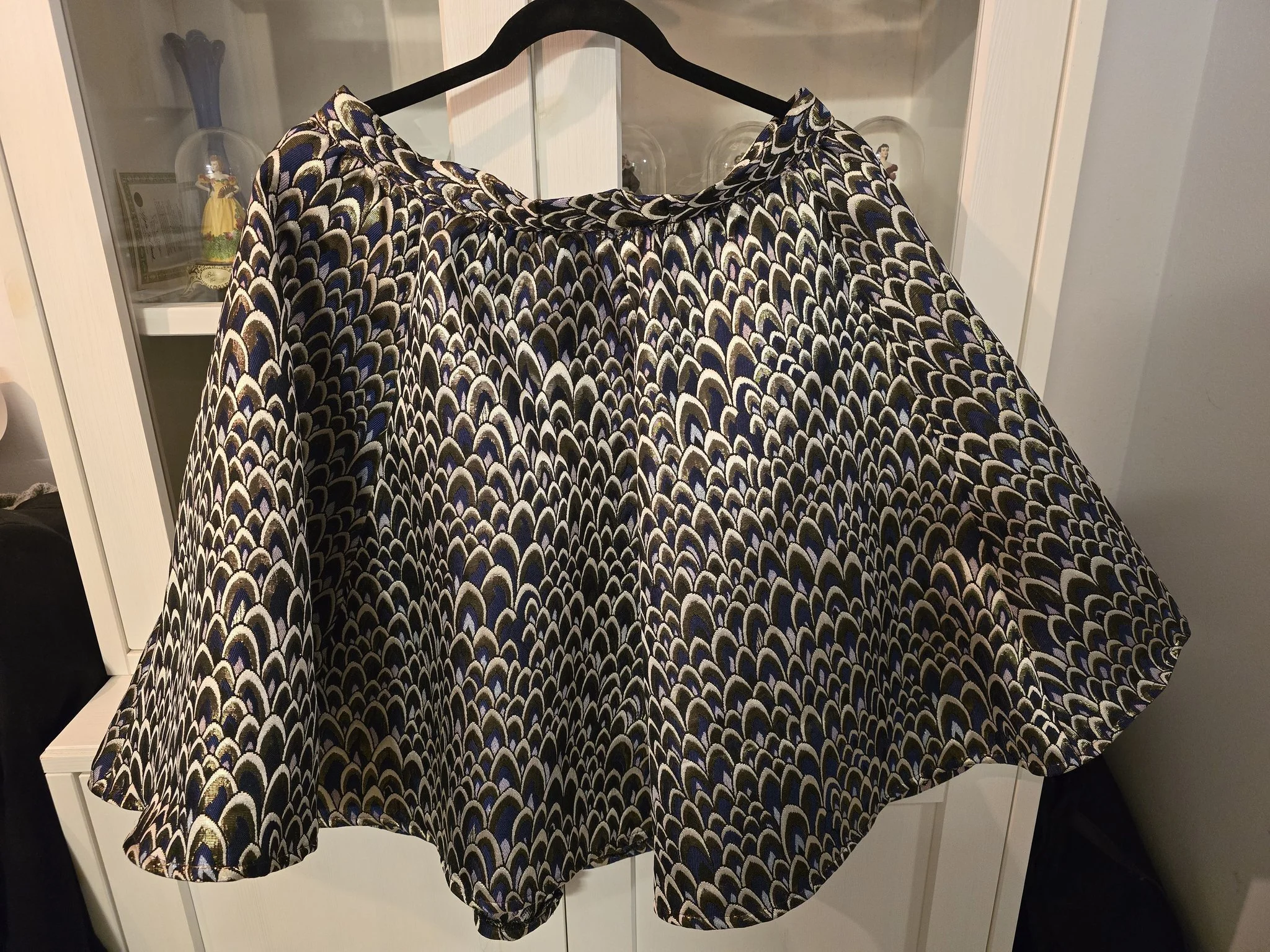 Check out my latest blog post on the gorgeous peacock brocade skirt I made. Link in bio! #samsewssowell #sewing #biginnersewer #skirt #thetailoracademy