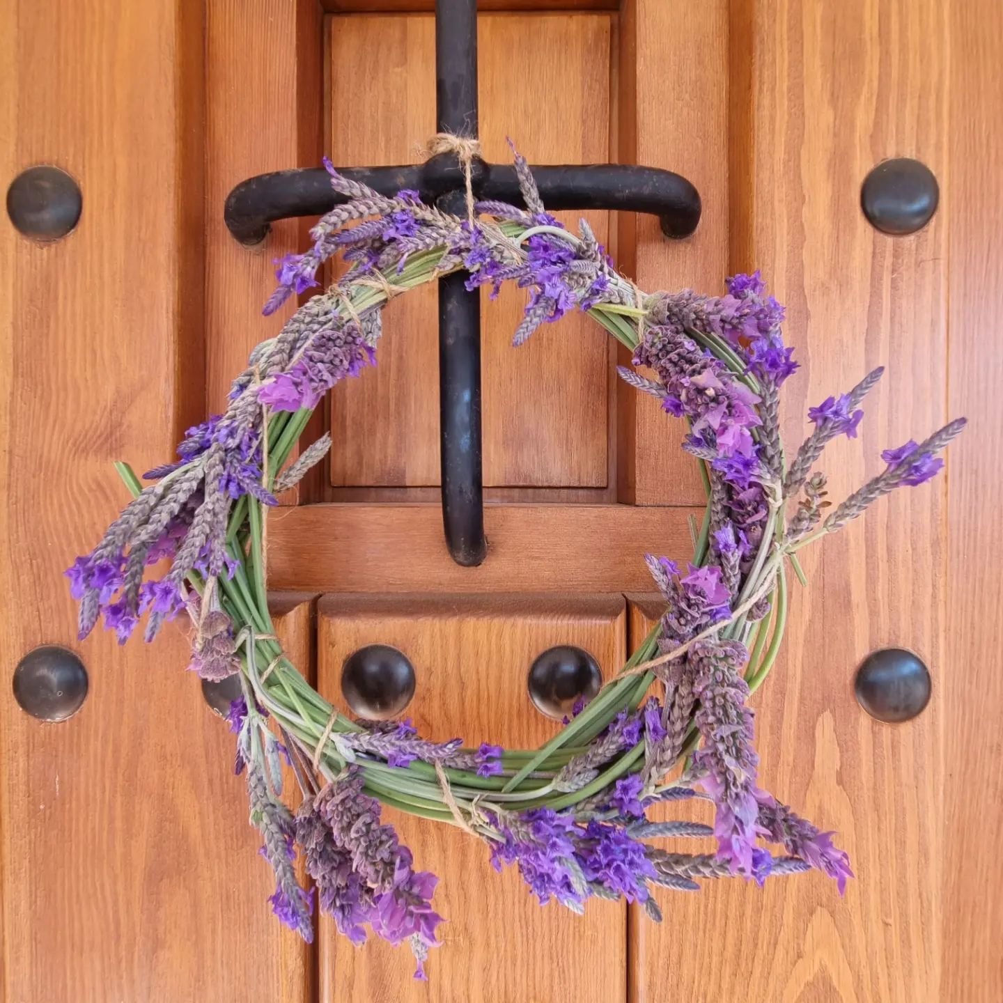 Min f&ouml;rsta lavendelkrans, hallon som b&ouml;rjar f&aring; f&auml;rg, tomater som &auml;r p&aring; v&auml;g, n&auml;stan mogna jordgubbar, lavendel stickningar, olja med doft av lavendel, tallskott, rosmarin &amp; citron. Underbart att ta vara p&