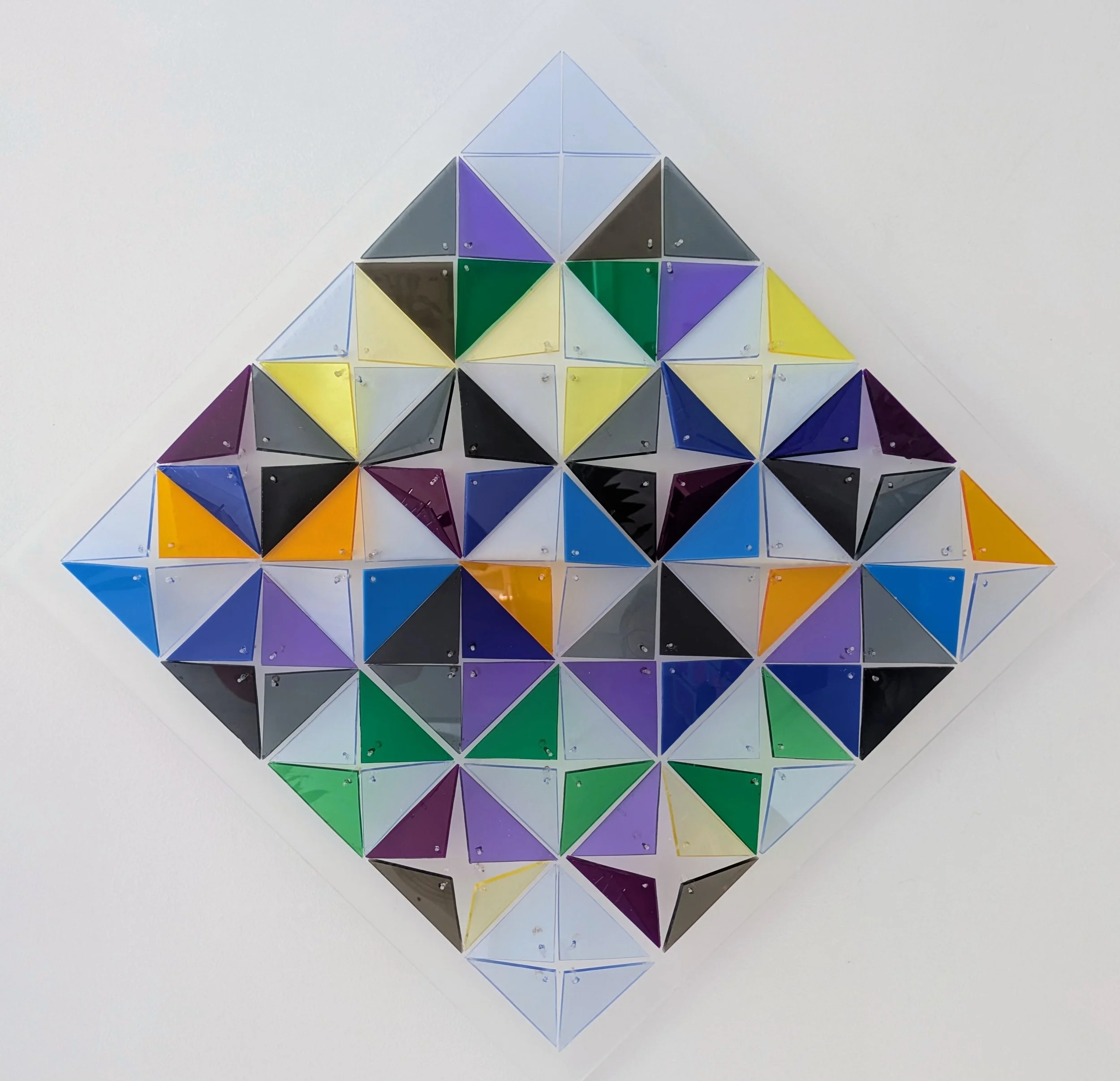 Patroon met vierzijdige pyramides.