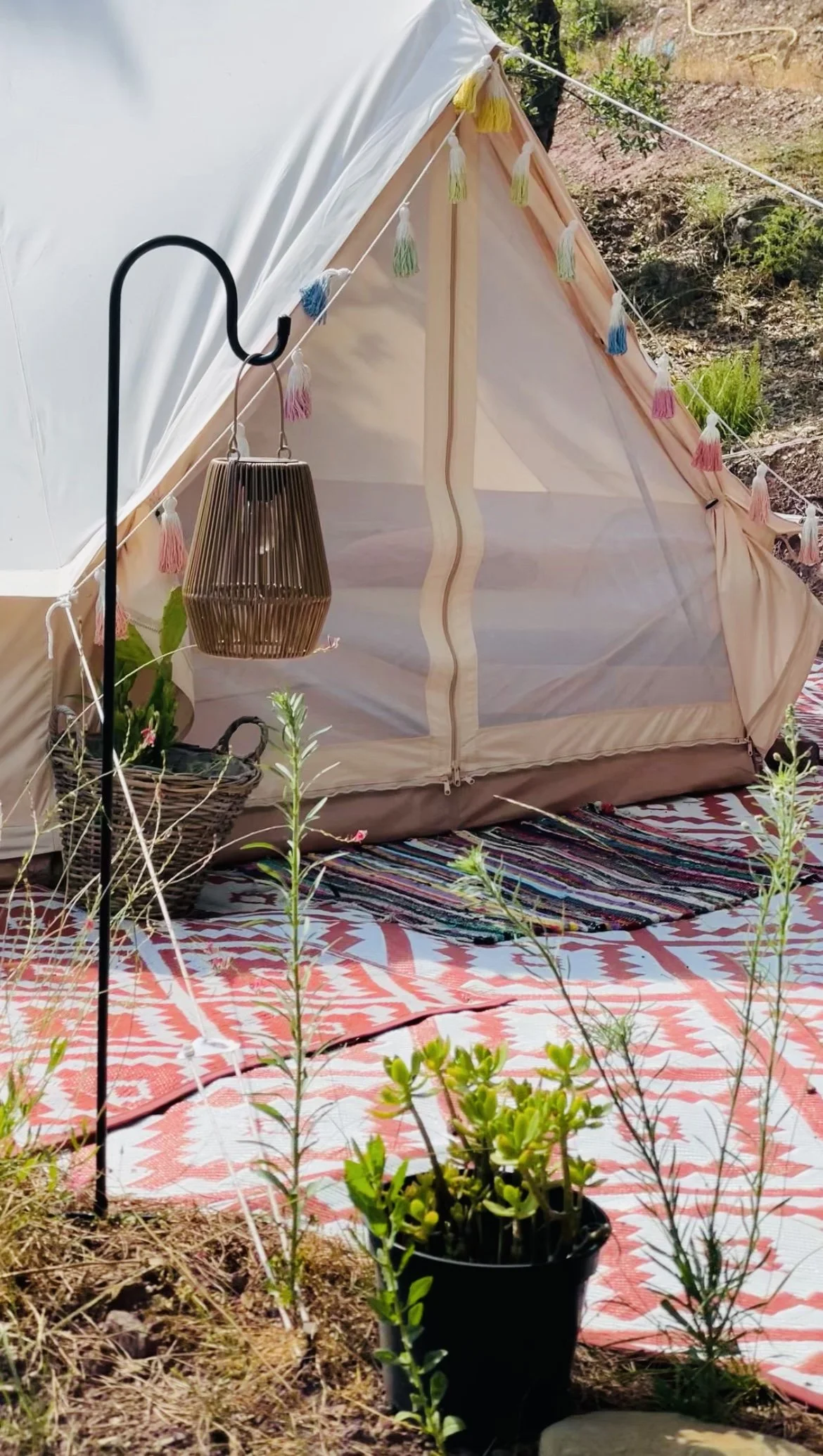 Entrée d’une tente aménagée pour une retraite yoga en Provence, chez Origins Yoga