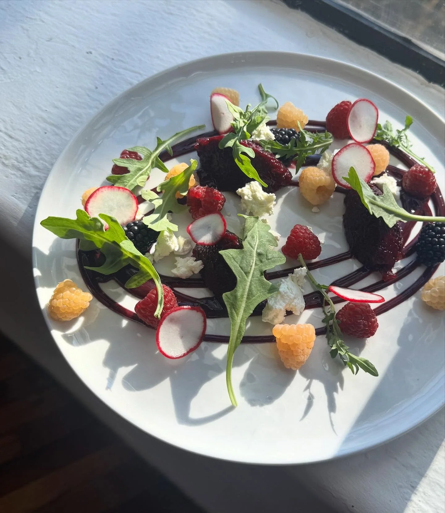 beets + berries
smoked beets, flourish farms raspberries + chèvre, radish, arugula
A fan favorite
on our Thursday- Saturday dinner menu
.
.
.
.
.
.
.
.
.
#newmexico #taos #nmtrue #landofenchantment #foodie #visittaos #taosfoodie #taosskival