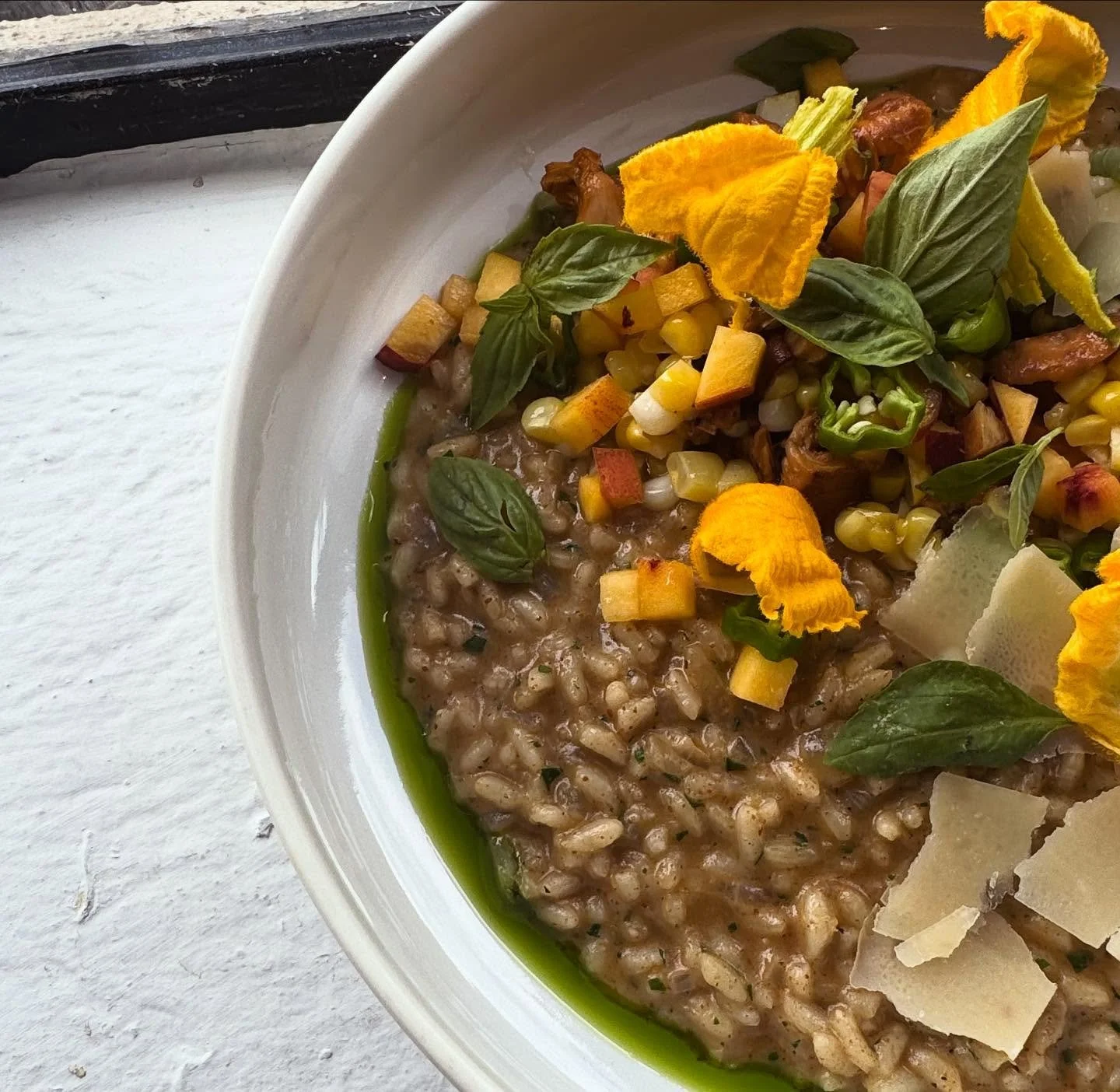 Risotto
ft. @riolucerofarms freshness 
carnaroli rice, local chanterelle mushrooms, parmigiano reggiano, squash blossom, peaches, corn, shishitos, basil 
.
.
.
.
.
.
#newmexico #taos #nmtrue #landofenchantment #foodie #visittaos #taosfoodie #taoss