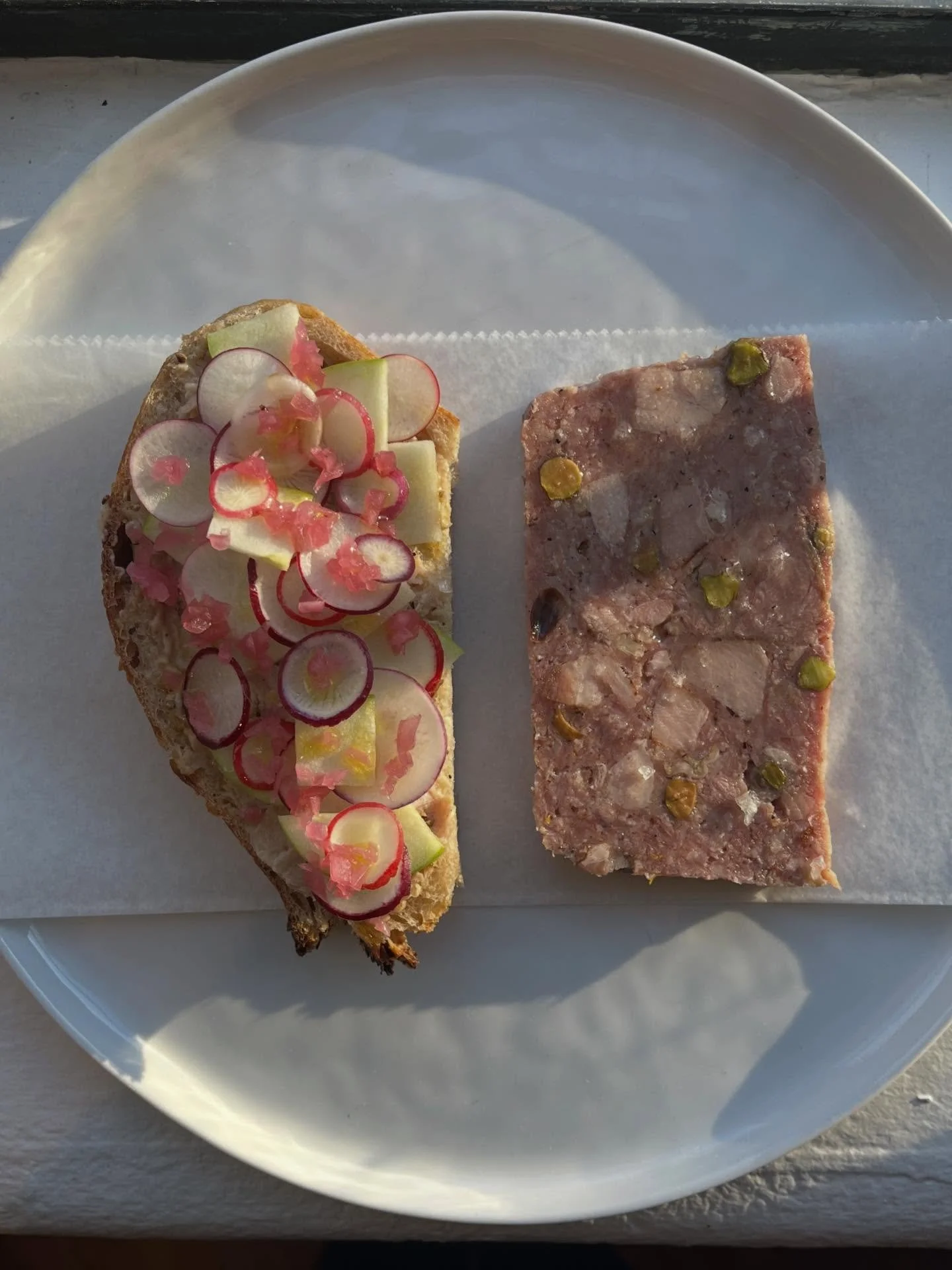 country p&acirc;t&eacute;, foie tartine on house made sourdough, radishes and apple 

On tonight
.
.
.
.
.
.
.
.
.

#newmexico #taos #nmtrue #landofenchantment #visittaos #taosfoodie #taosskivalley #food #dinner #instafood #taoseats #foodandwine #bon