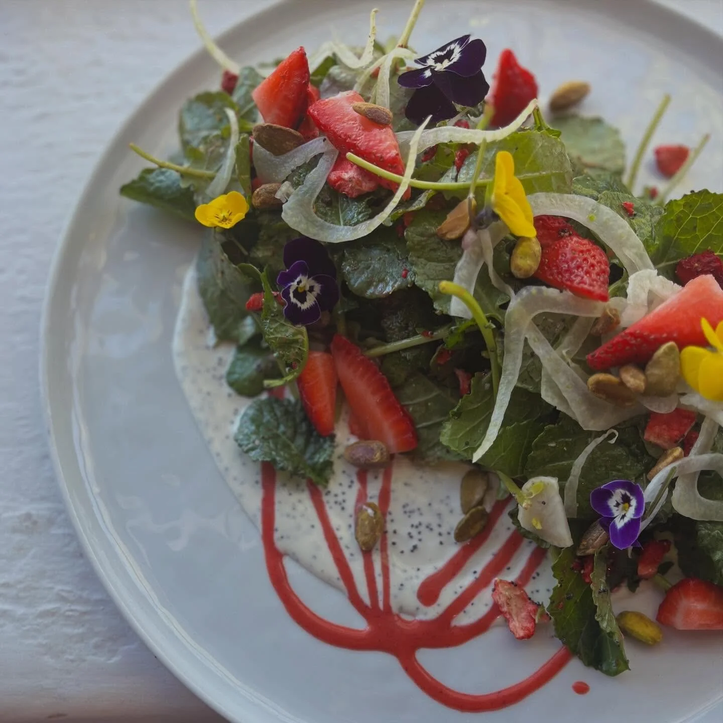 BABY KALE

strawberry + sumac vinaigrette, ch&egrave;vre + poppy seed, pistachio, fennel 

On tonight