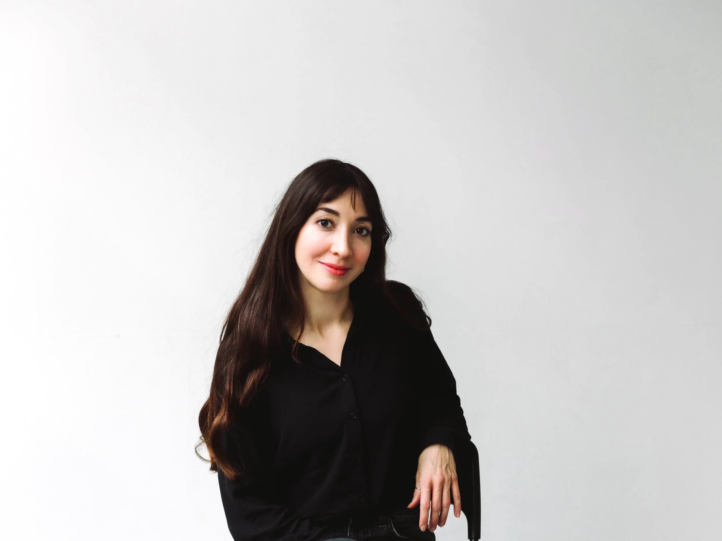 Porträt von Abbygail, Autorin und Deutschlehrerin für Deutsch als Fremdsprache - spezialisiert auf Texte, Content und Sprache - vor hellem Hintergrund.