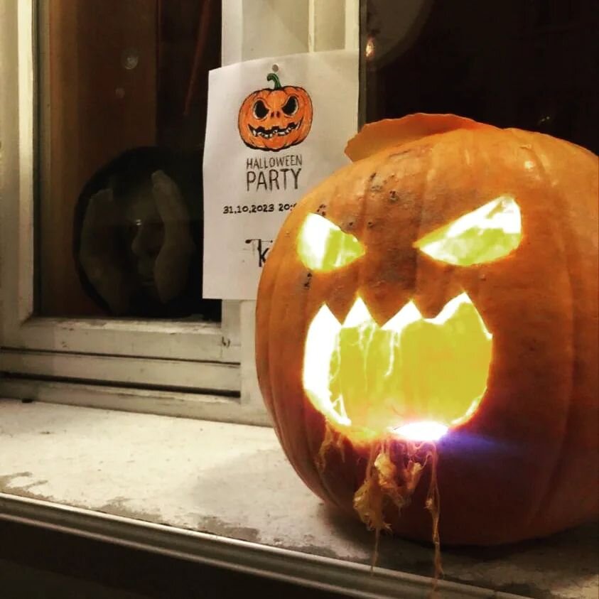 R&uuml;bengeister und K&uuml;rbisse, Party in der @kooksbar oder daheim- Euch viel Spa&szlig; heute bei Halloween in Viertel! 🎃 #dreim&uuml;hlenviertel #dreimuehlenviertel  #Isarvorstadt #muenchen #minga #M&uuml;nchen  #igersmunich #igersmuc #muench