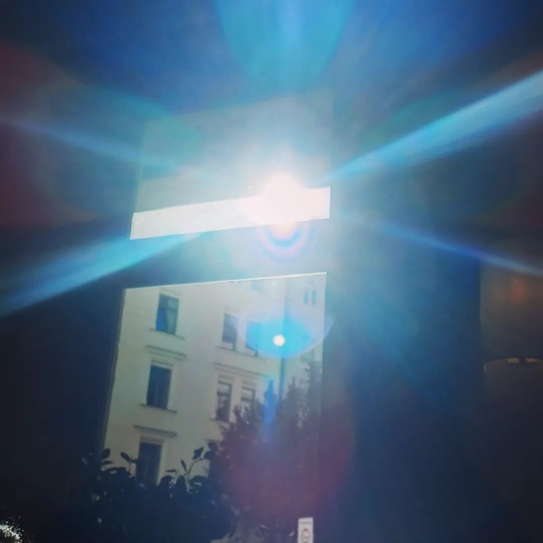 Service Post: 12 Uhr,  letzter Sonnenspot im Caf&eacute; Zimt, drinnen und warm- feels like summer... #dreim&uuml;hlenviertel #dreimuehlenviertel  #Isarvorstadt #muenchen #minga #M&uuml;nchen  #igersmunich #igersmuc #muenchenstagram #Isarvorstadt #ro